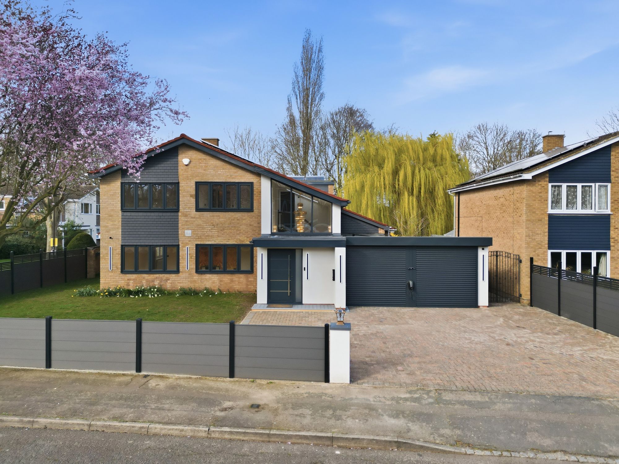 5 bedroom Detached house Under Offer