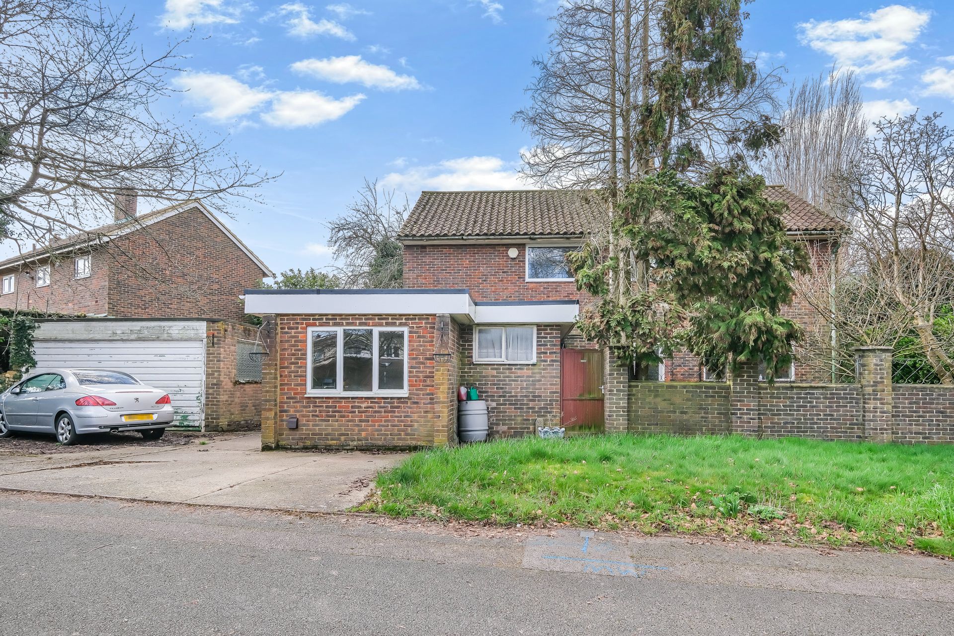 5 bedroom Detached house Under Offer