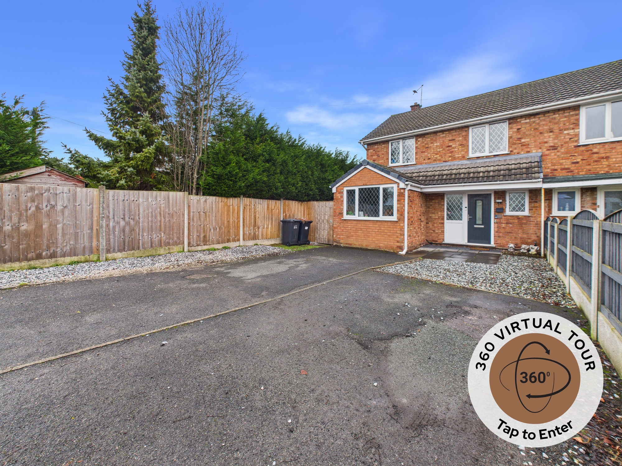 3 bedroom Semi-detached house Under Offer