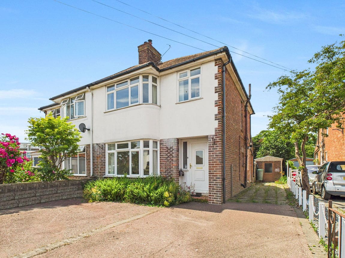 3 bedroom Semi-detached house Under Offer