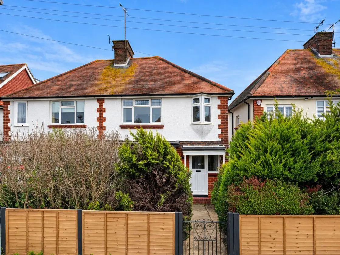 3 bedroom Semi-detached house Under Offer