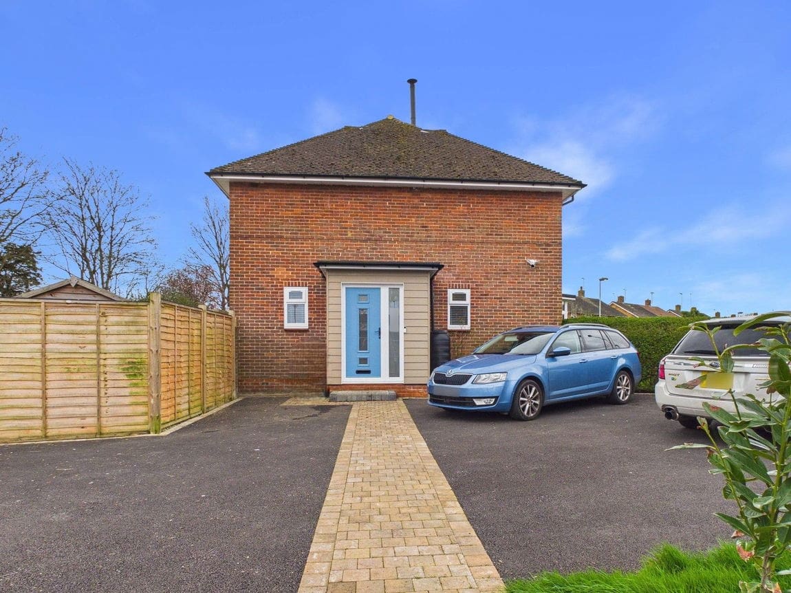 2 bedroom End of terrace house Under Offer