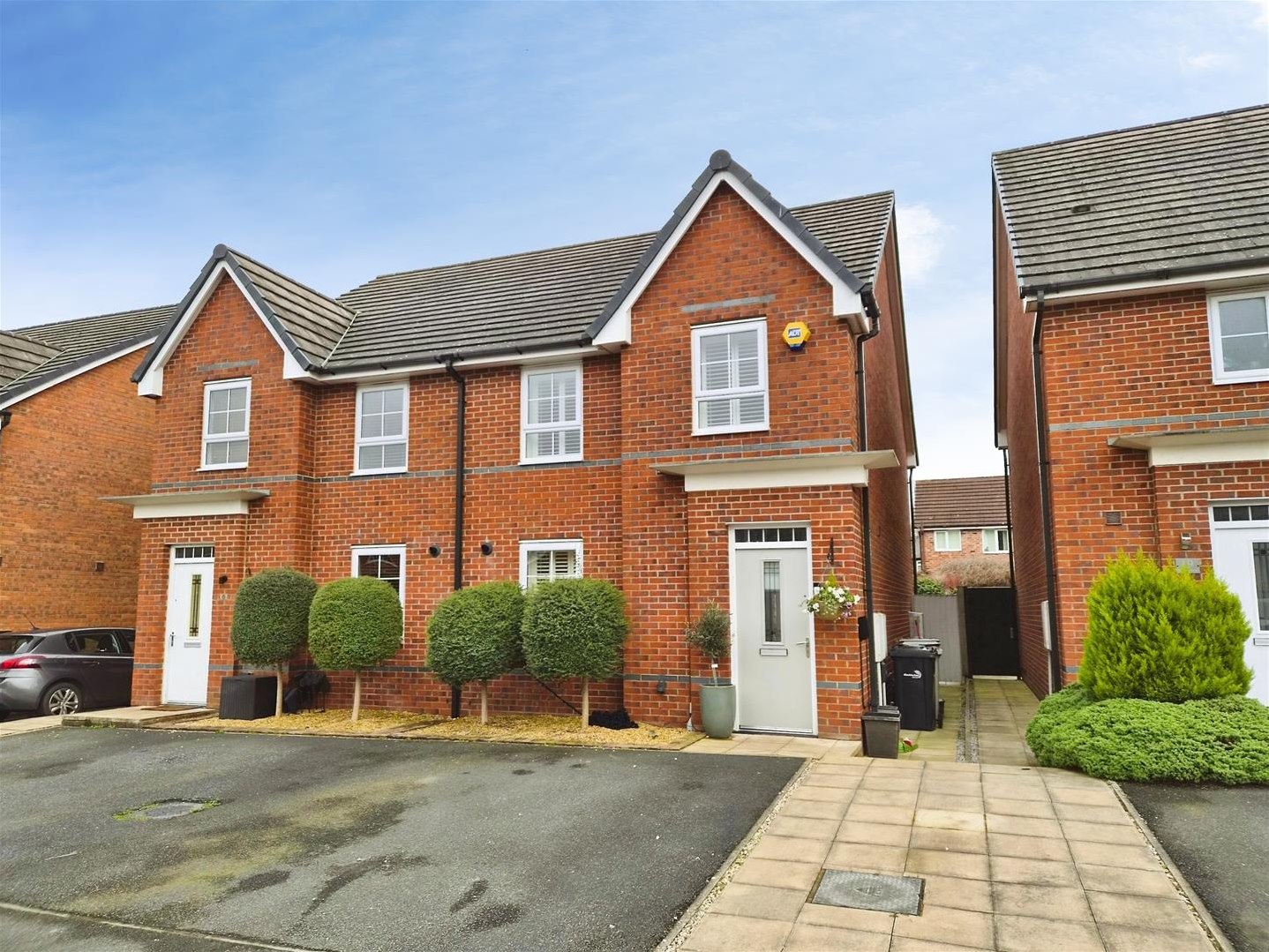 4 bedroom Semi-detached house Under Offer