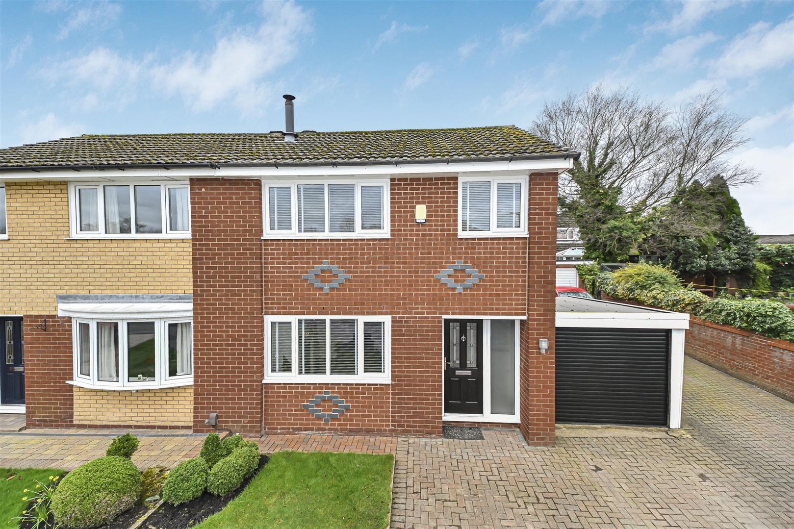 3 bedroom Semi-detached house Under Offer