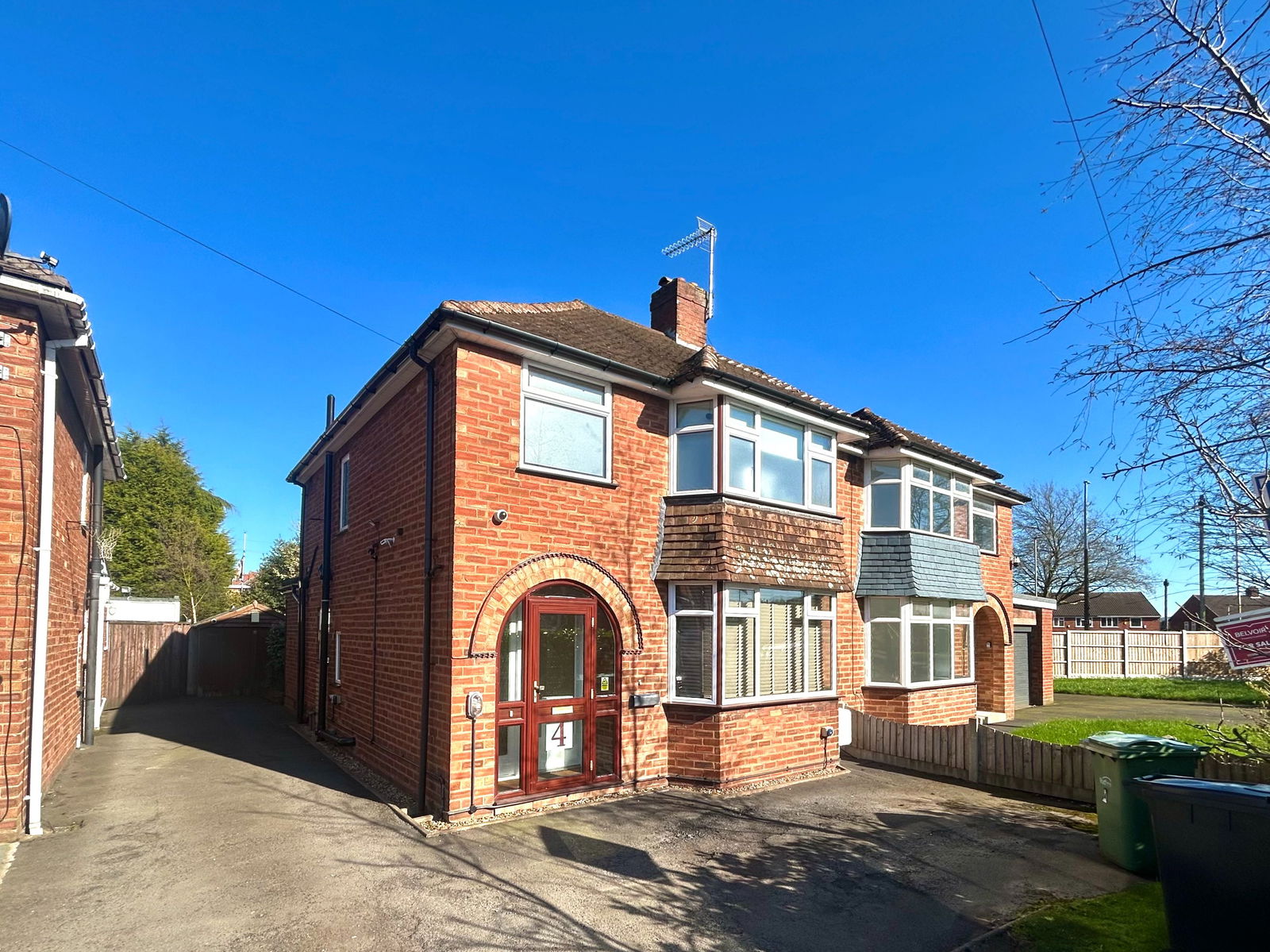 3 bedroom Semi-detached house Under Offer