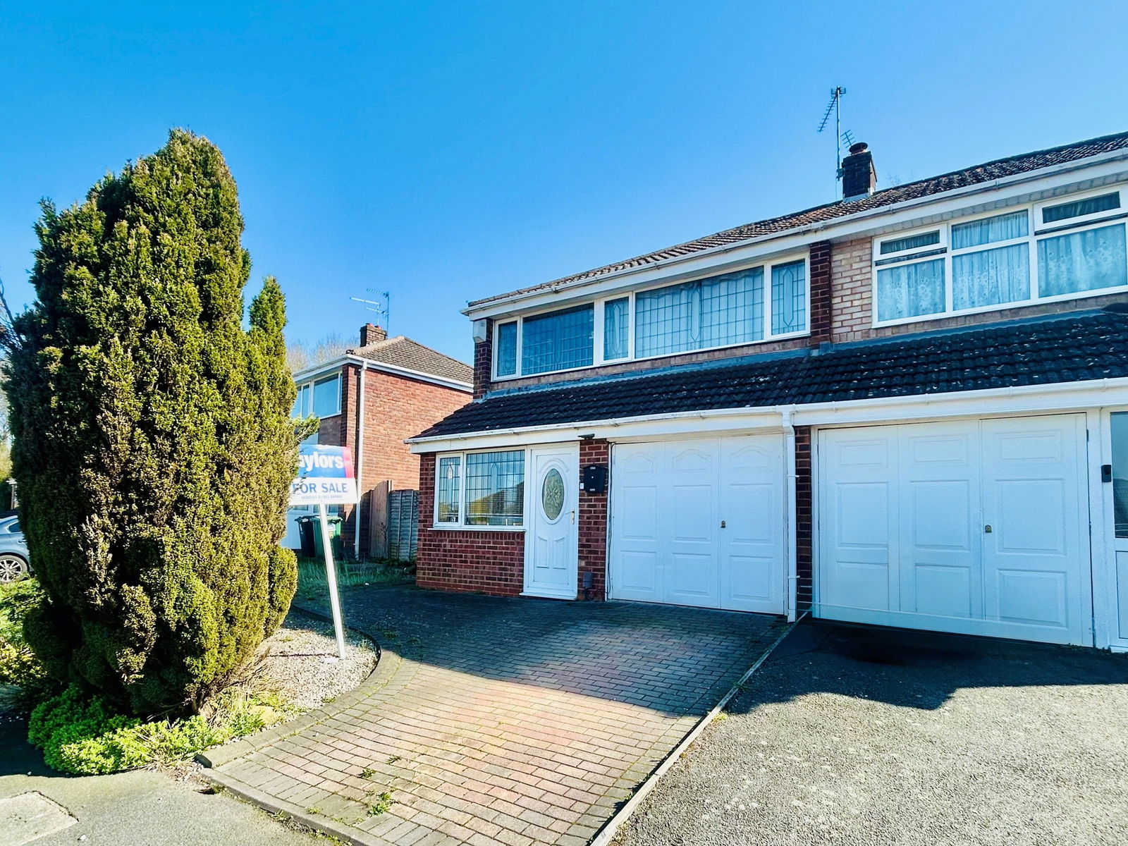 3 bedroom Semi-detached house Under Offer
