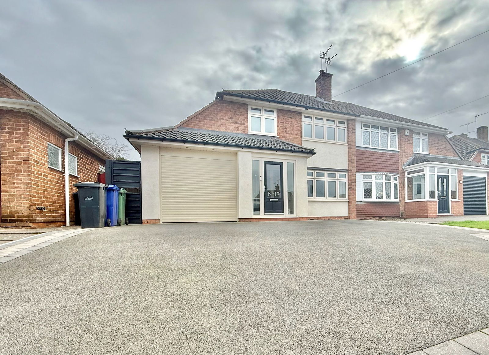 3 bedroom Semi-detached house Under Offer