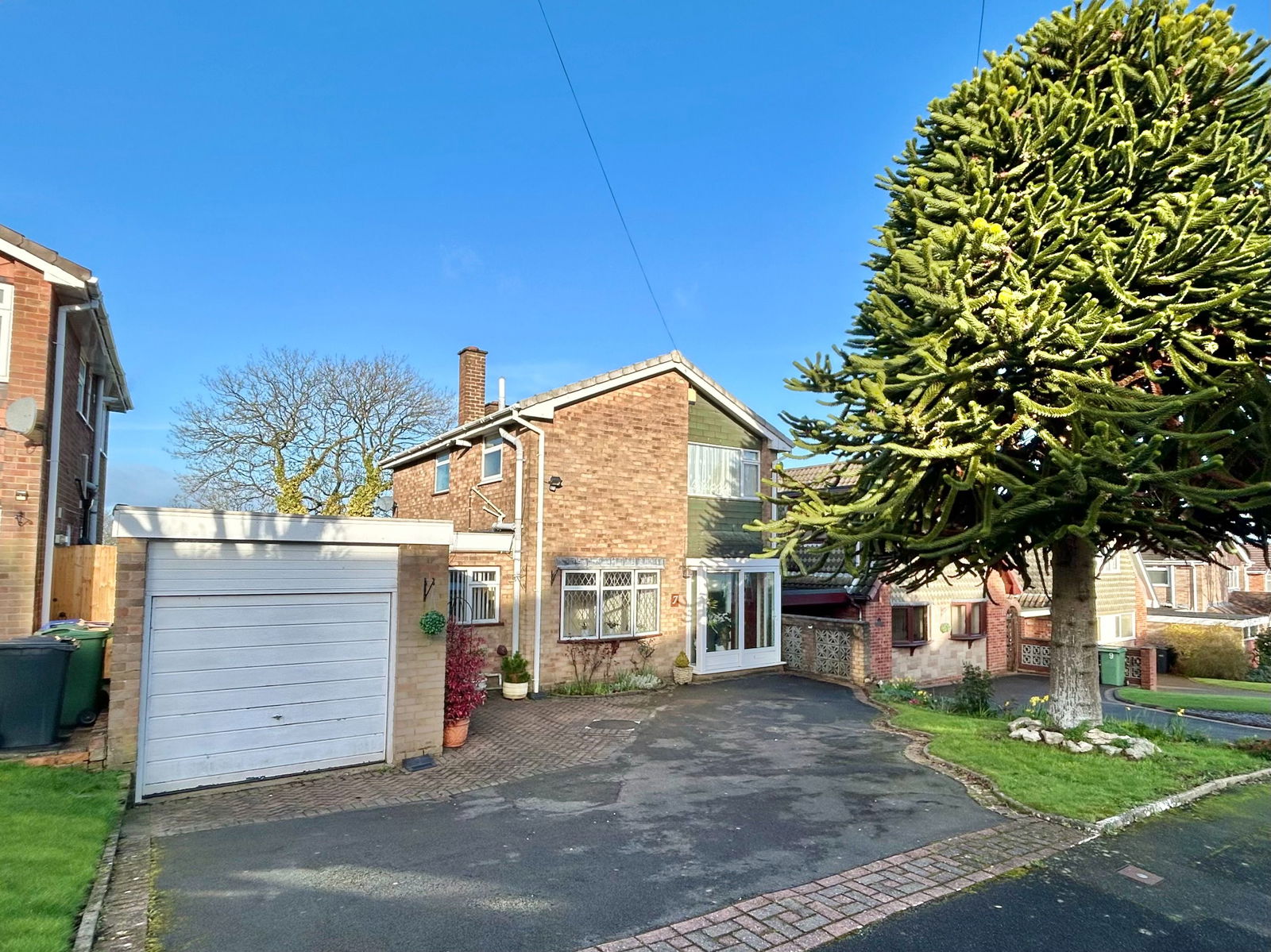 3 bedroom Detached house Under Offer