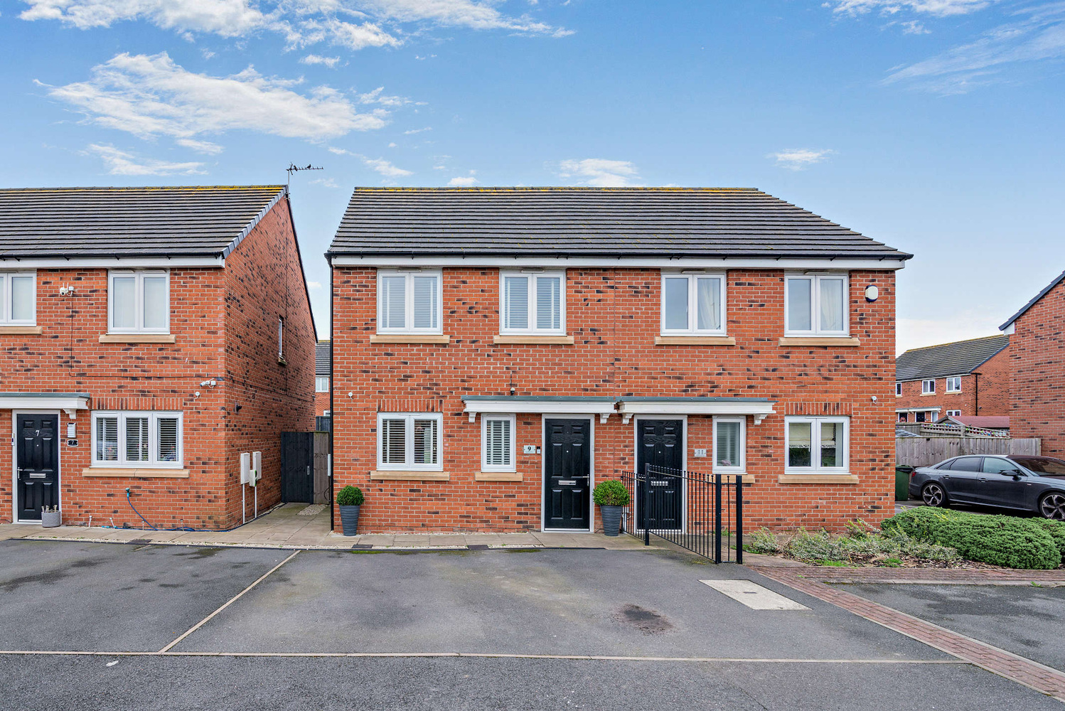 3 bedroom Semi-detached house Under Offer