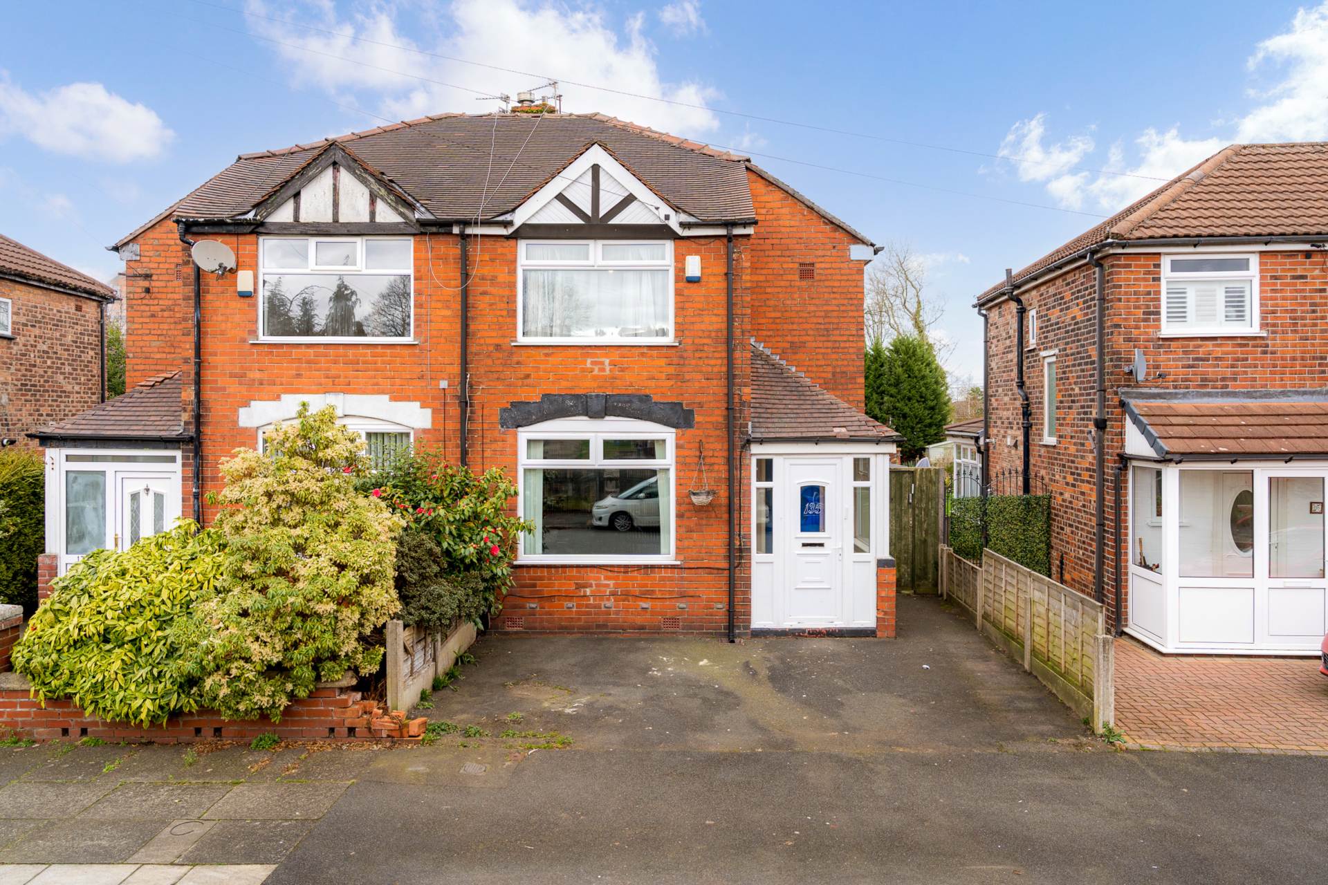 3 bedroom Semi-detached house Under Offer