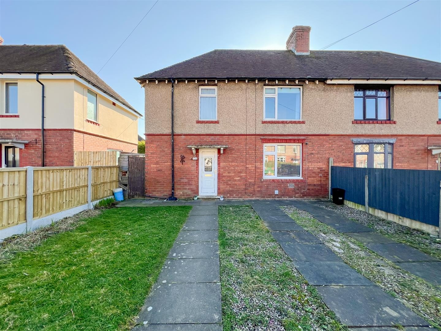 3 bedroom Semi-detached house Under Offer