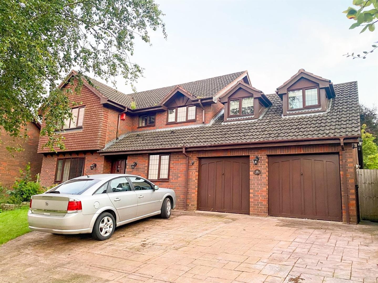 5 bedroom Link detached house Under Offer