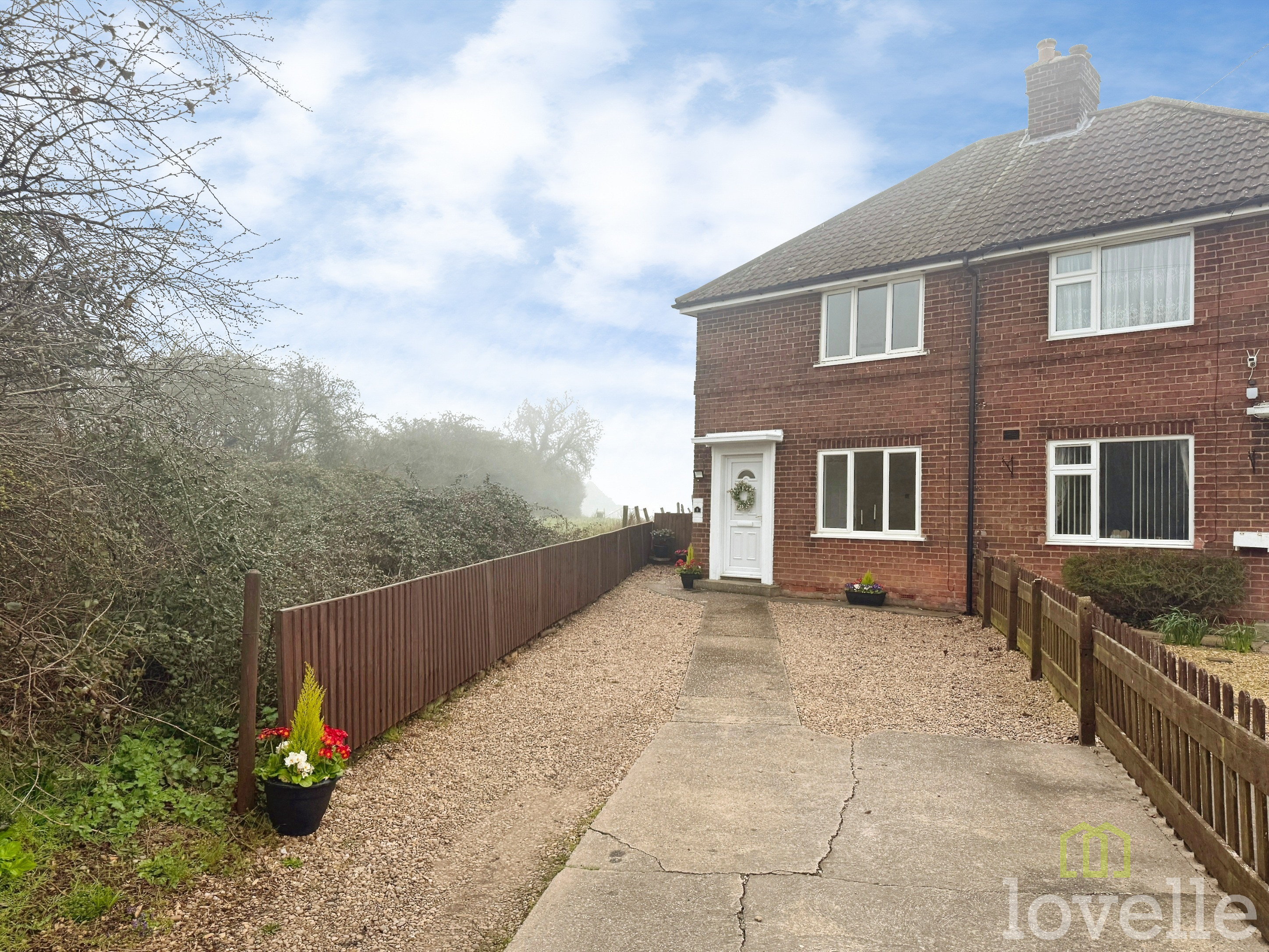 2 bedroom Semi-detached house Under Offer