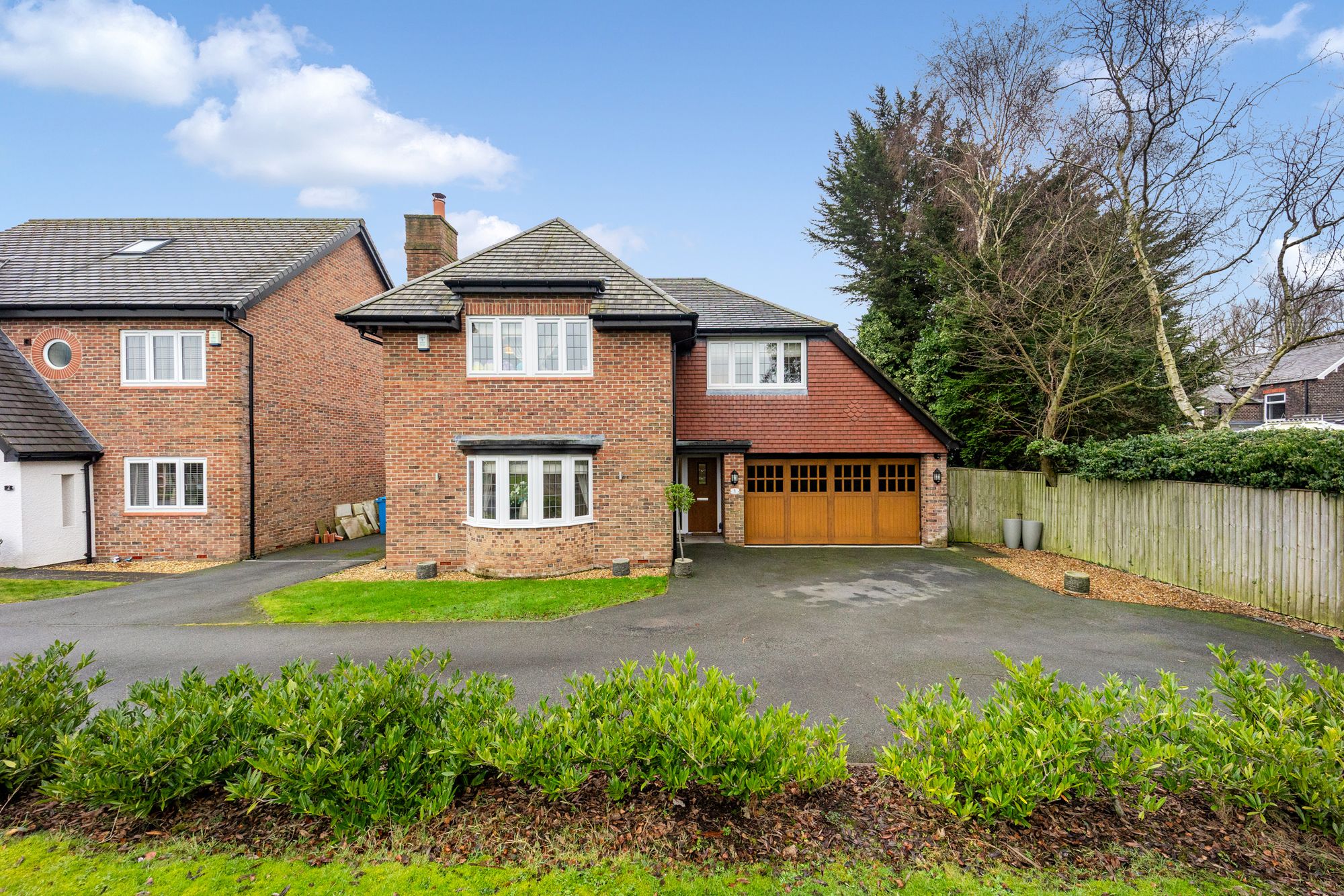 5 bedroom Detached house Under Offer
