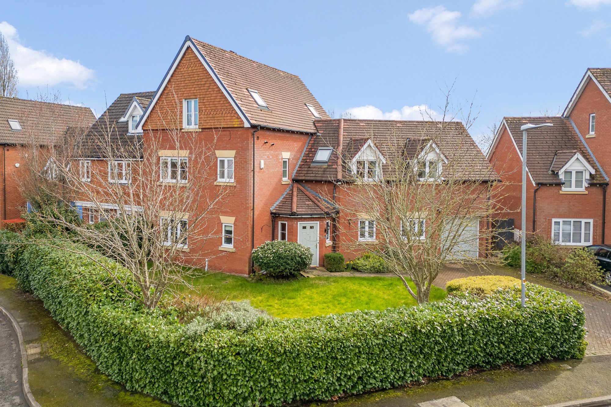 5 bedroom Detached house Under Offer