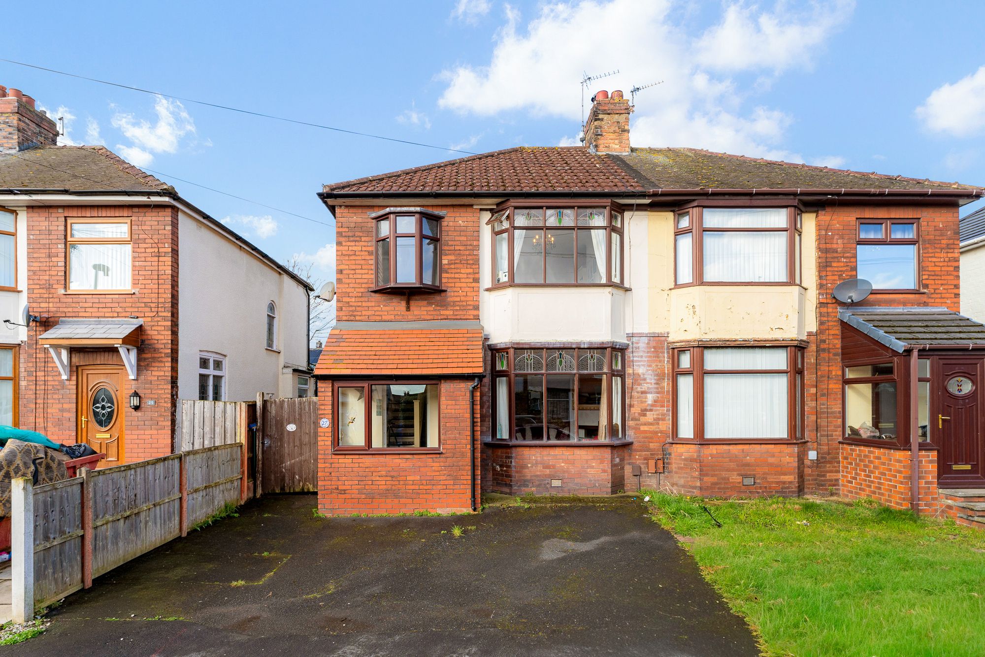 3 bedroom Semi-detached house Under Offer
