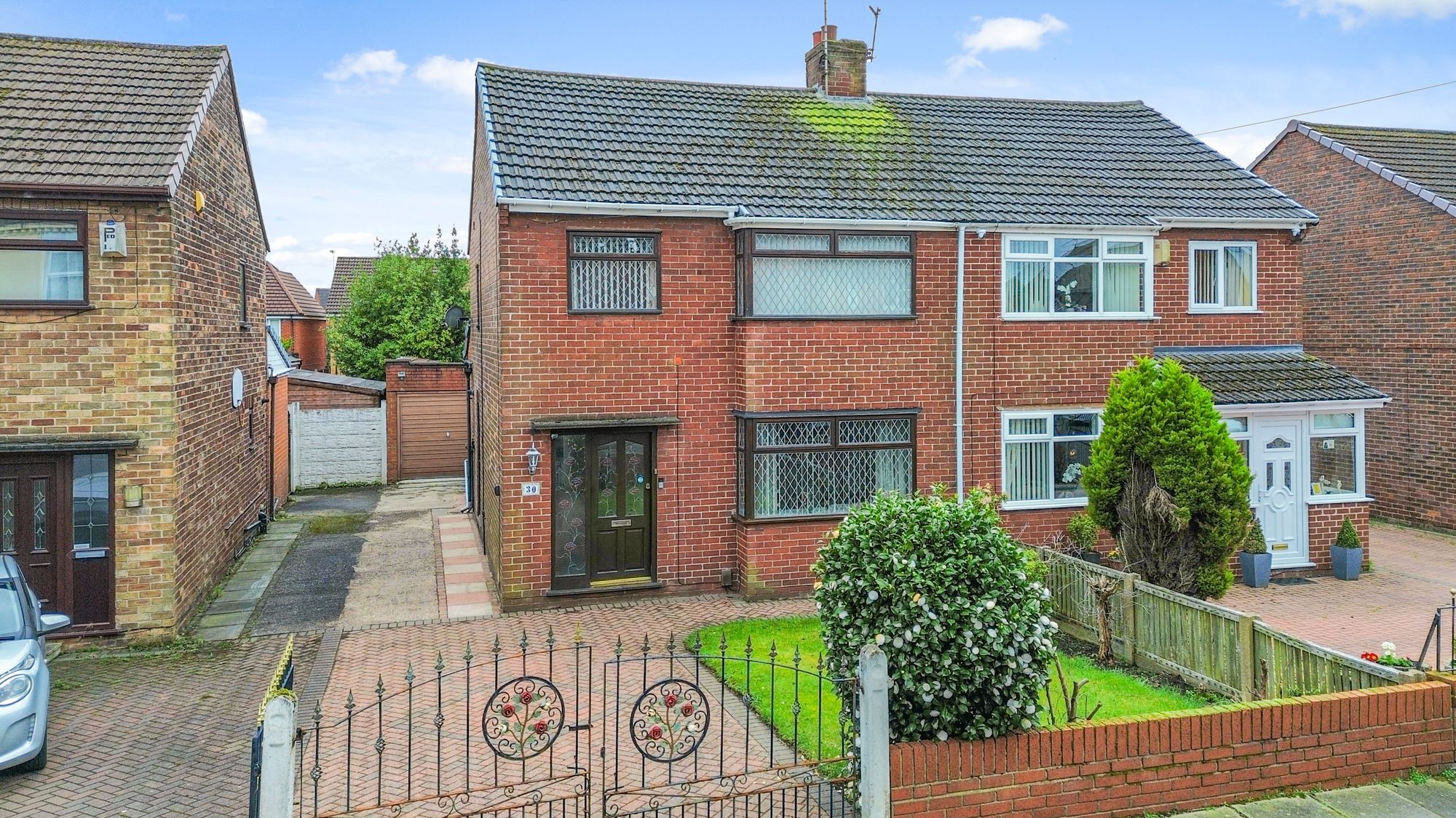 3 bedroom Semi-detached house Under Offer
