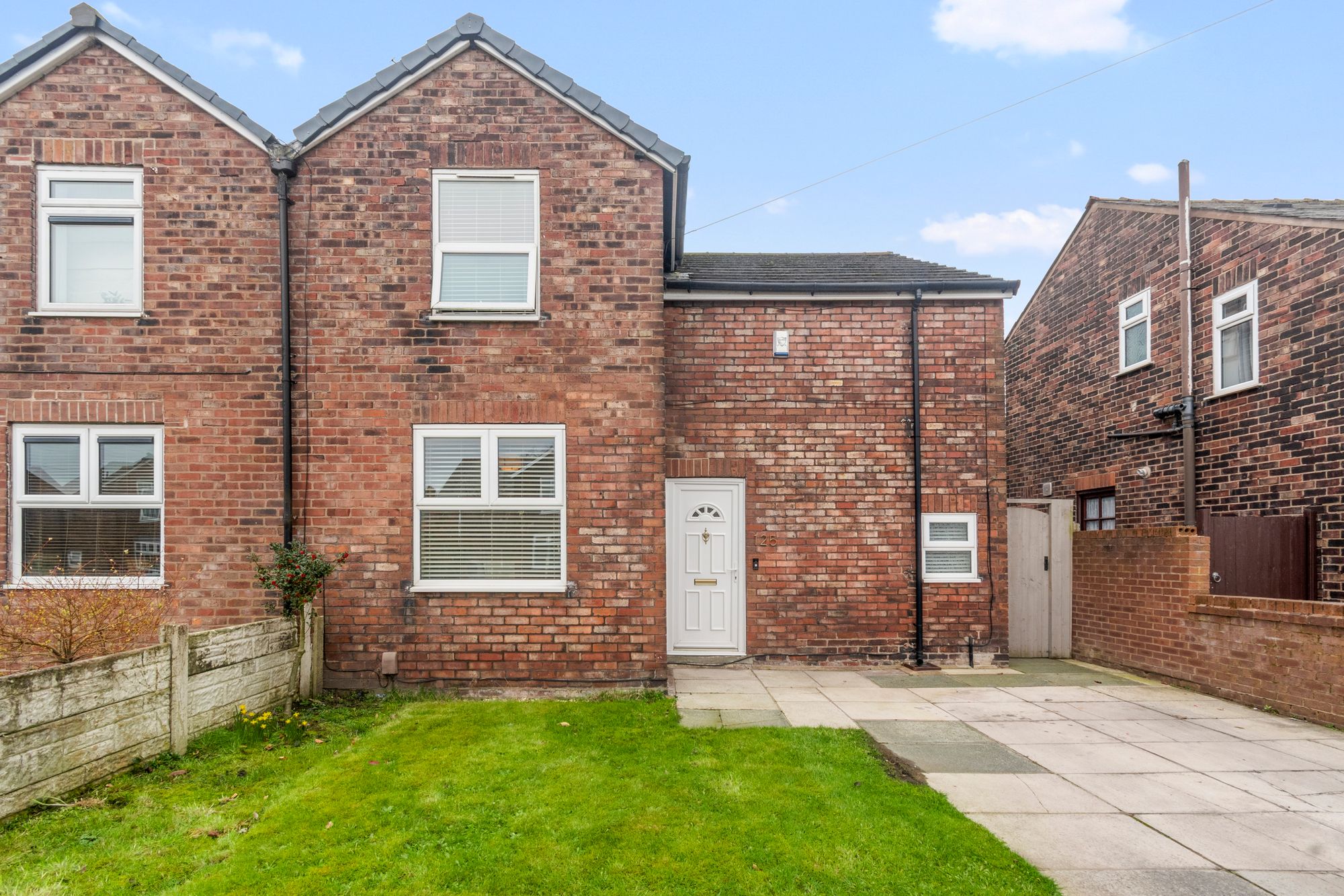 3 bedroom Semi-detached house Under Offer