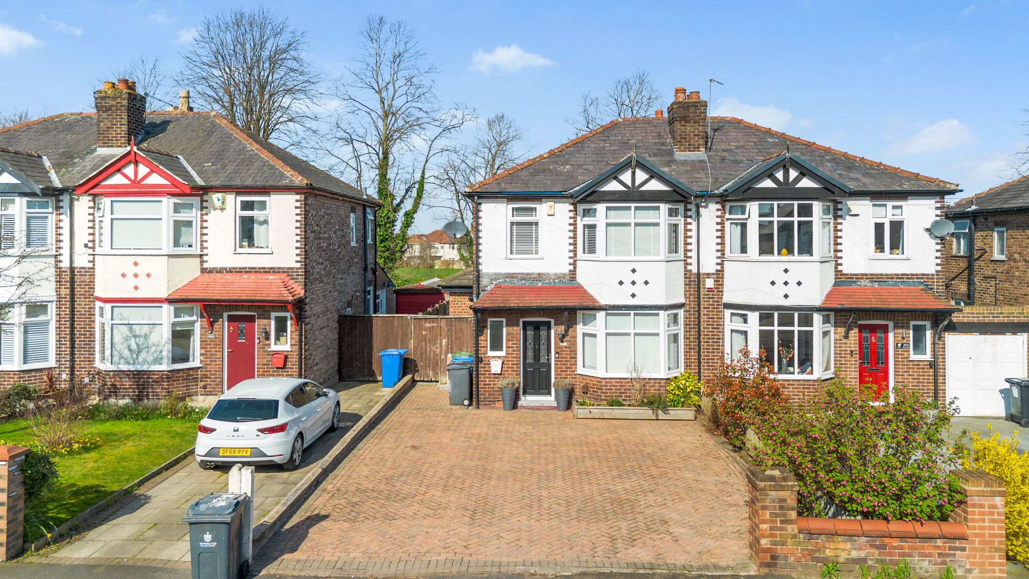 3 bedroom Semi-detached house Under Offer