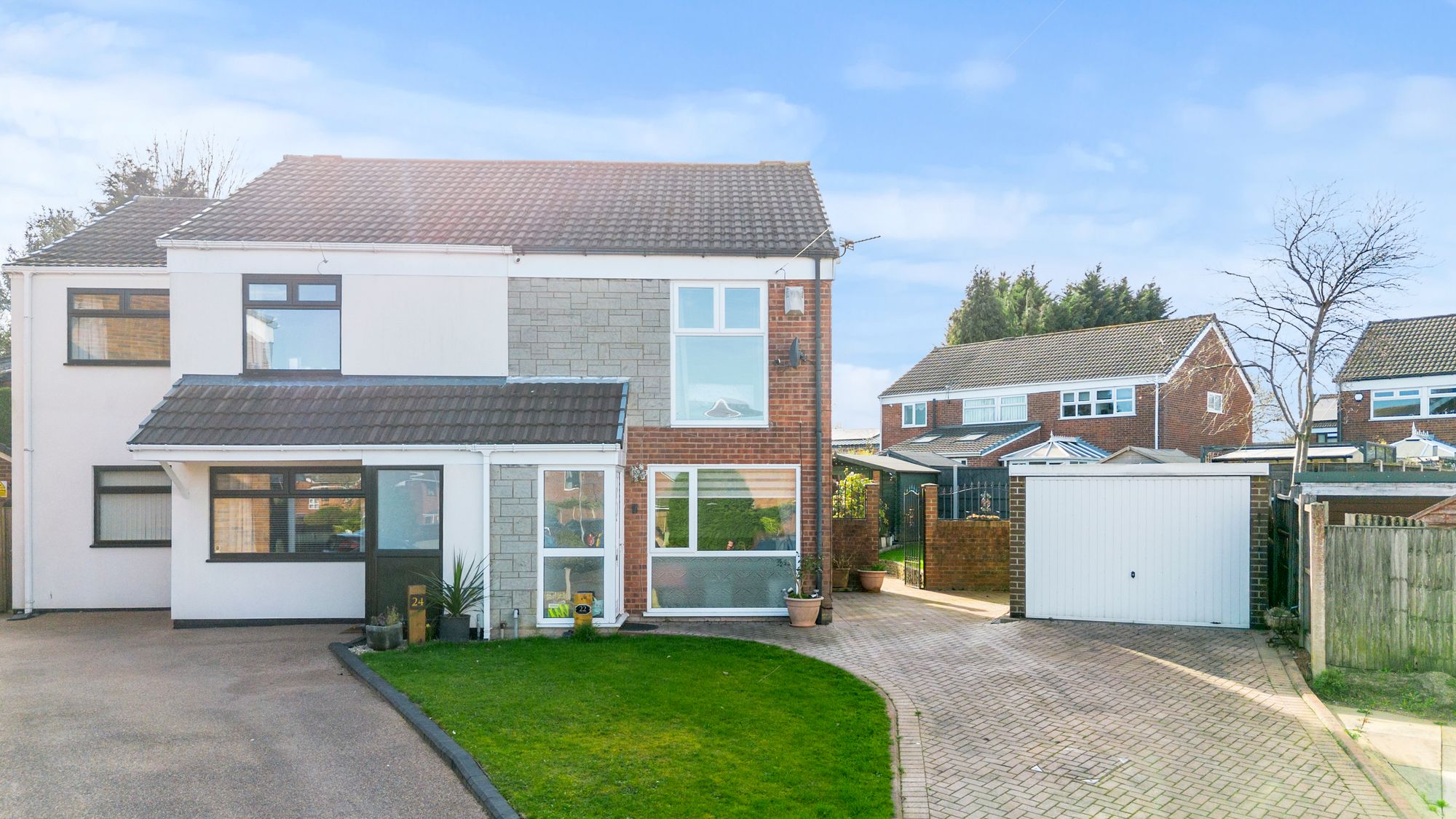 3 bedroom Semi-detached house Under Offer