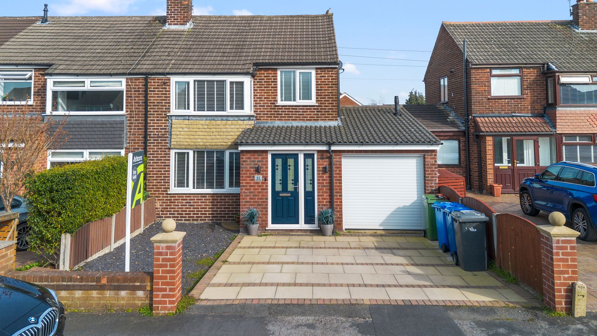 3 bedroom Semi-detached house Under Offer
