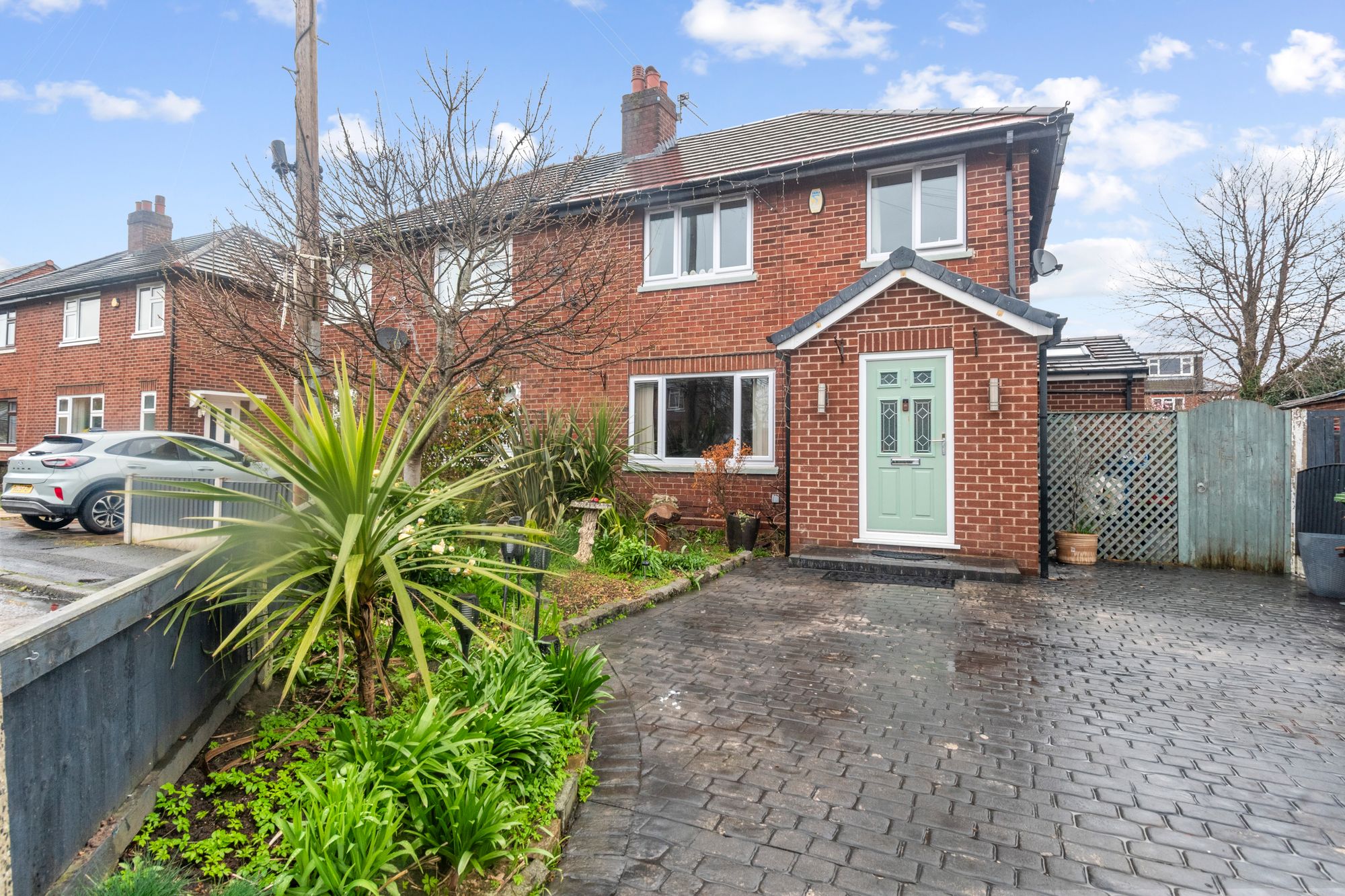 3 bedroom Semi-detached house Under Offer