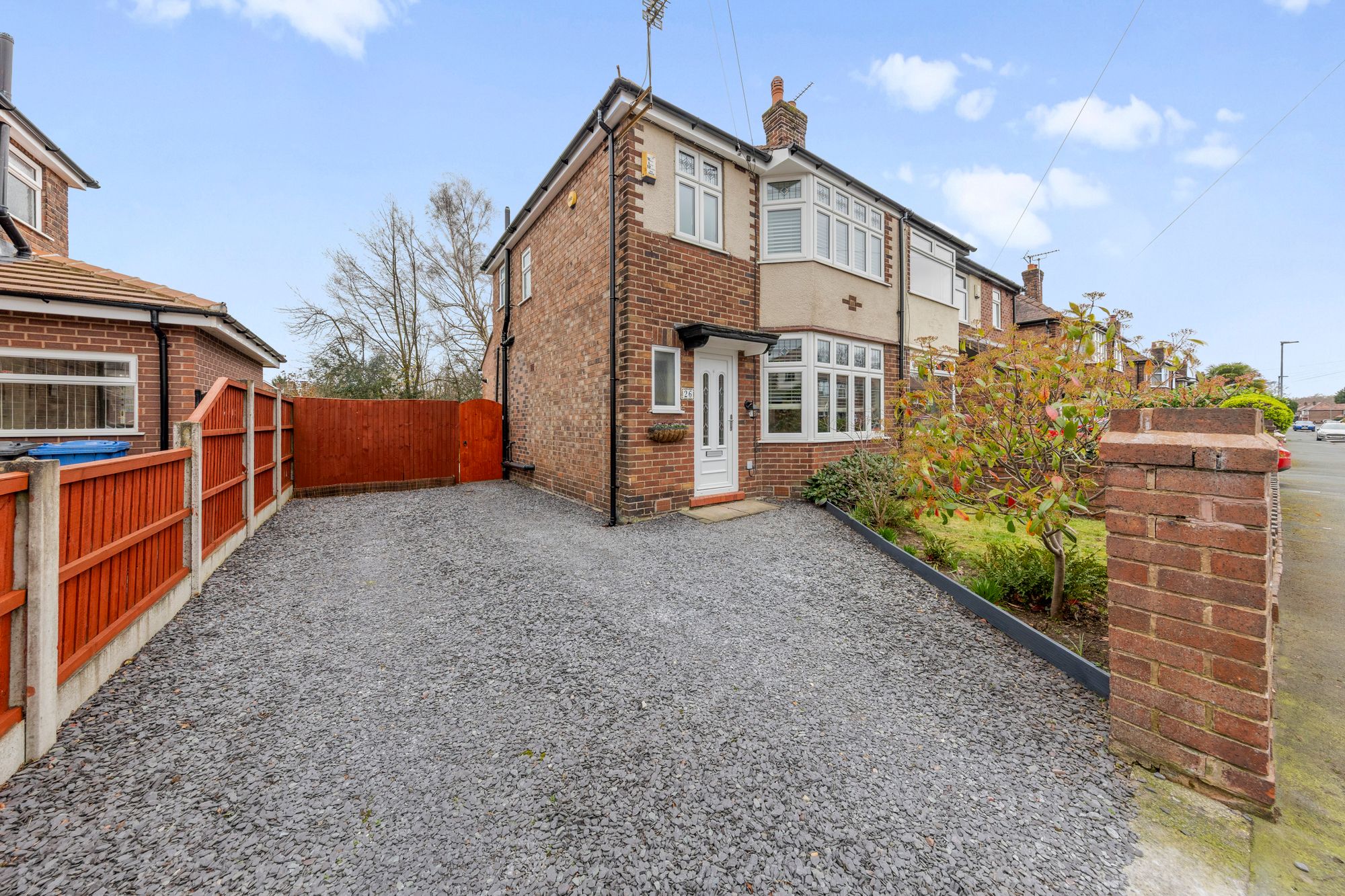 3 bedroom Semi-detached house Under Offer