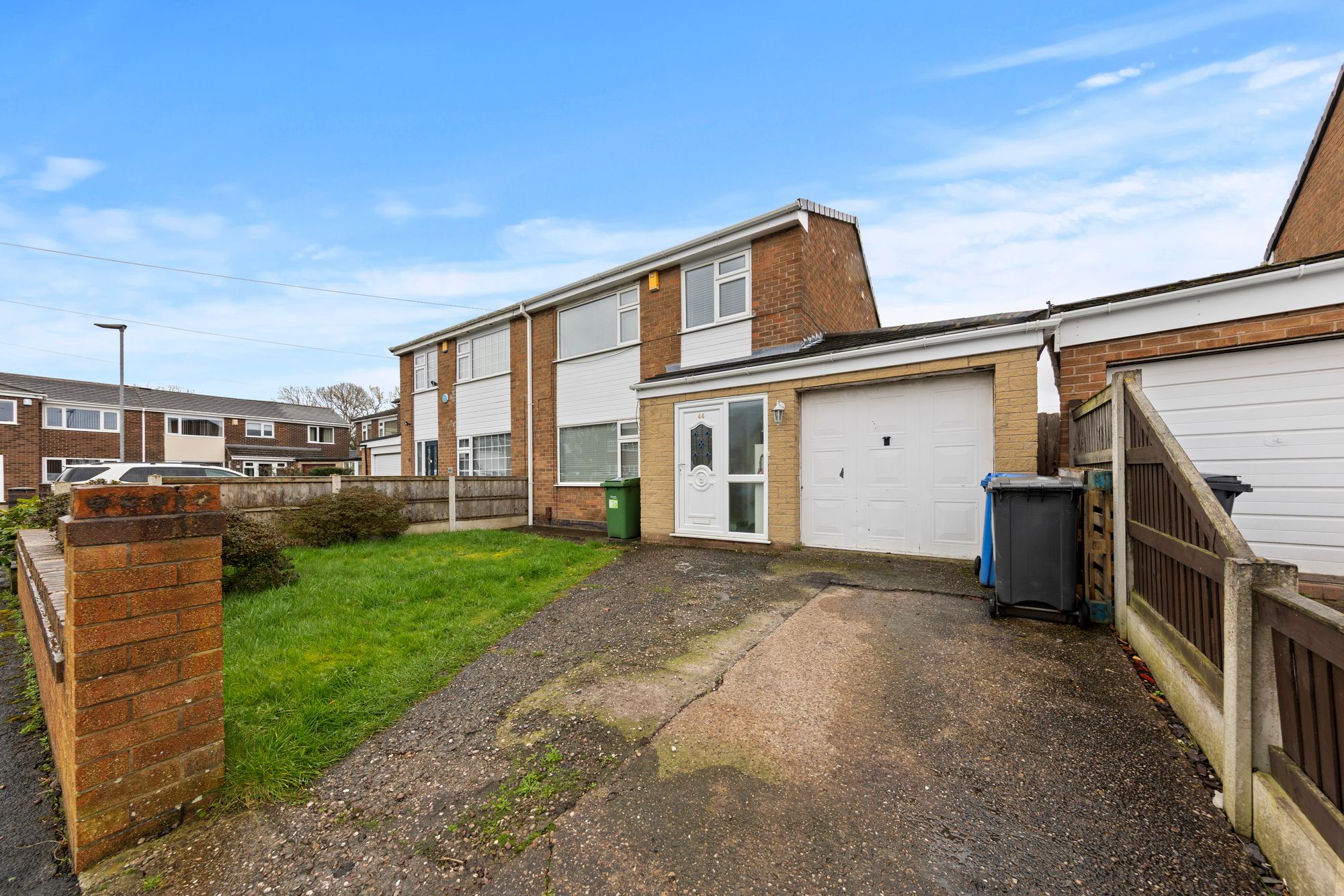 3 bedroom Semi-detached house Under Offer