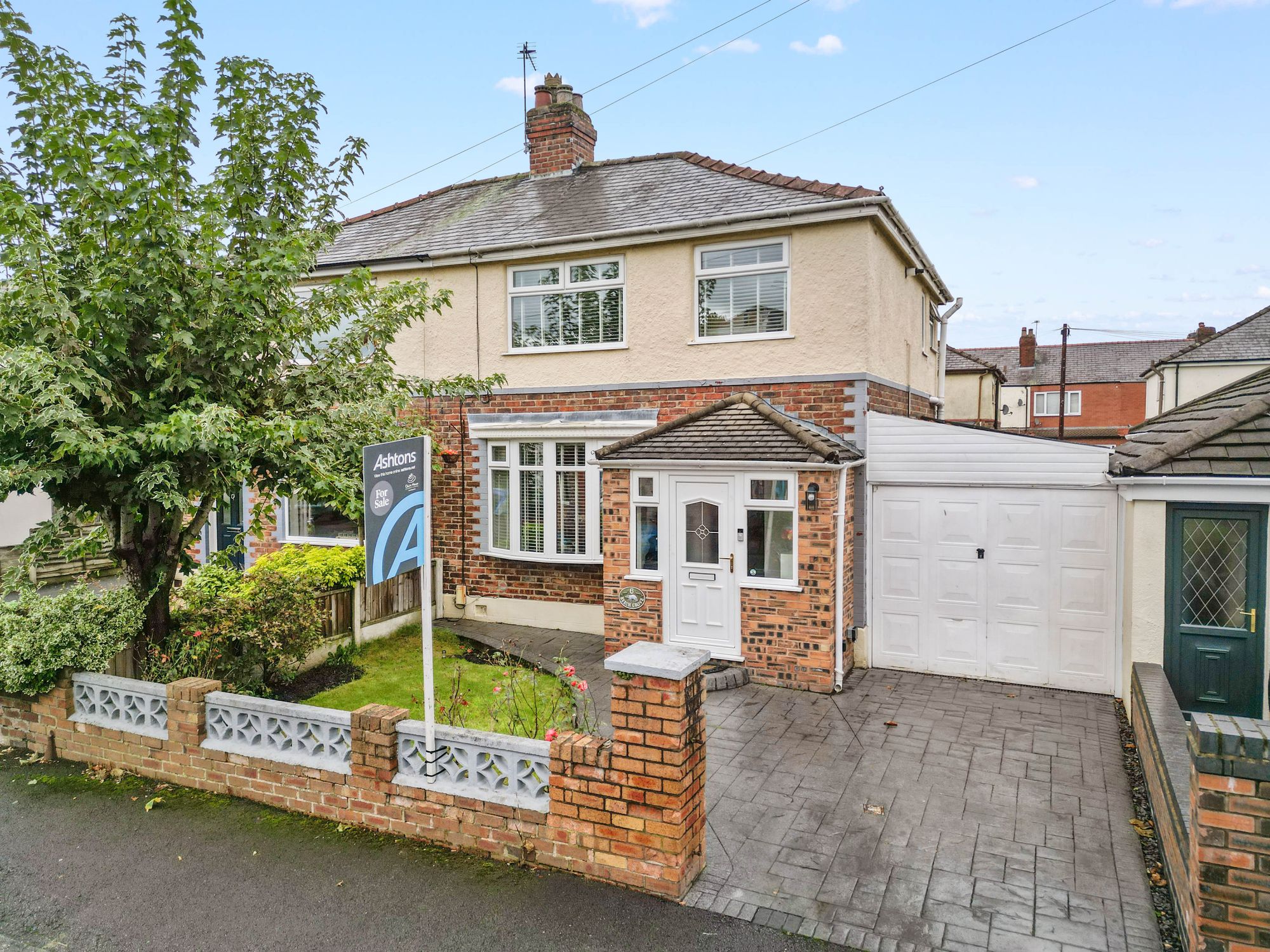3 bedroom Semi-detached house Under Offer