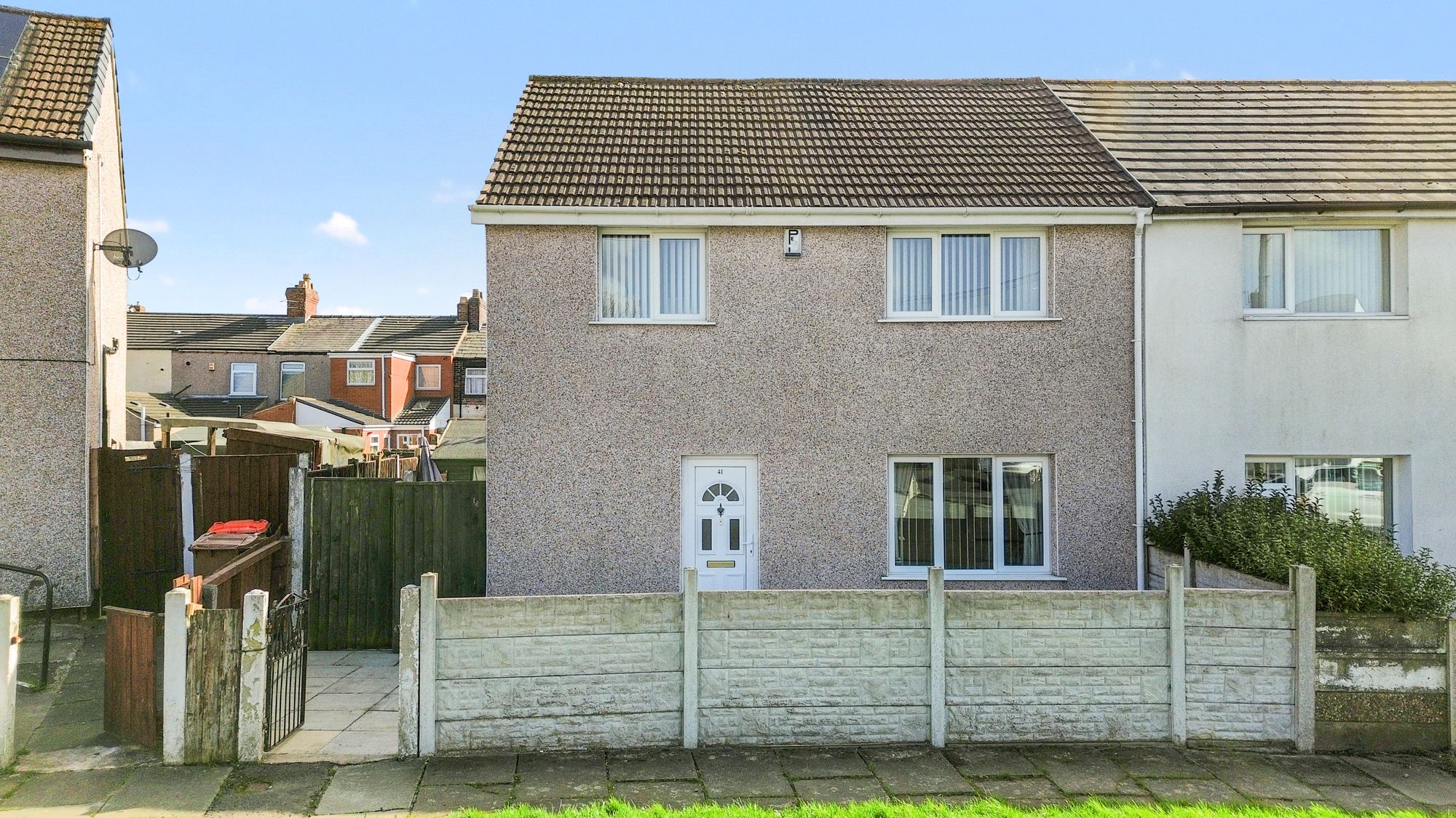 3 bedroom Semi-detached house Under Offer