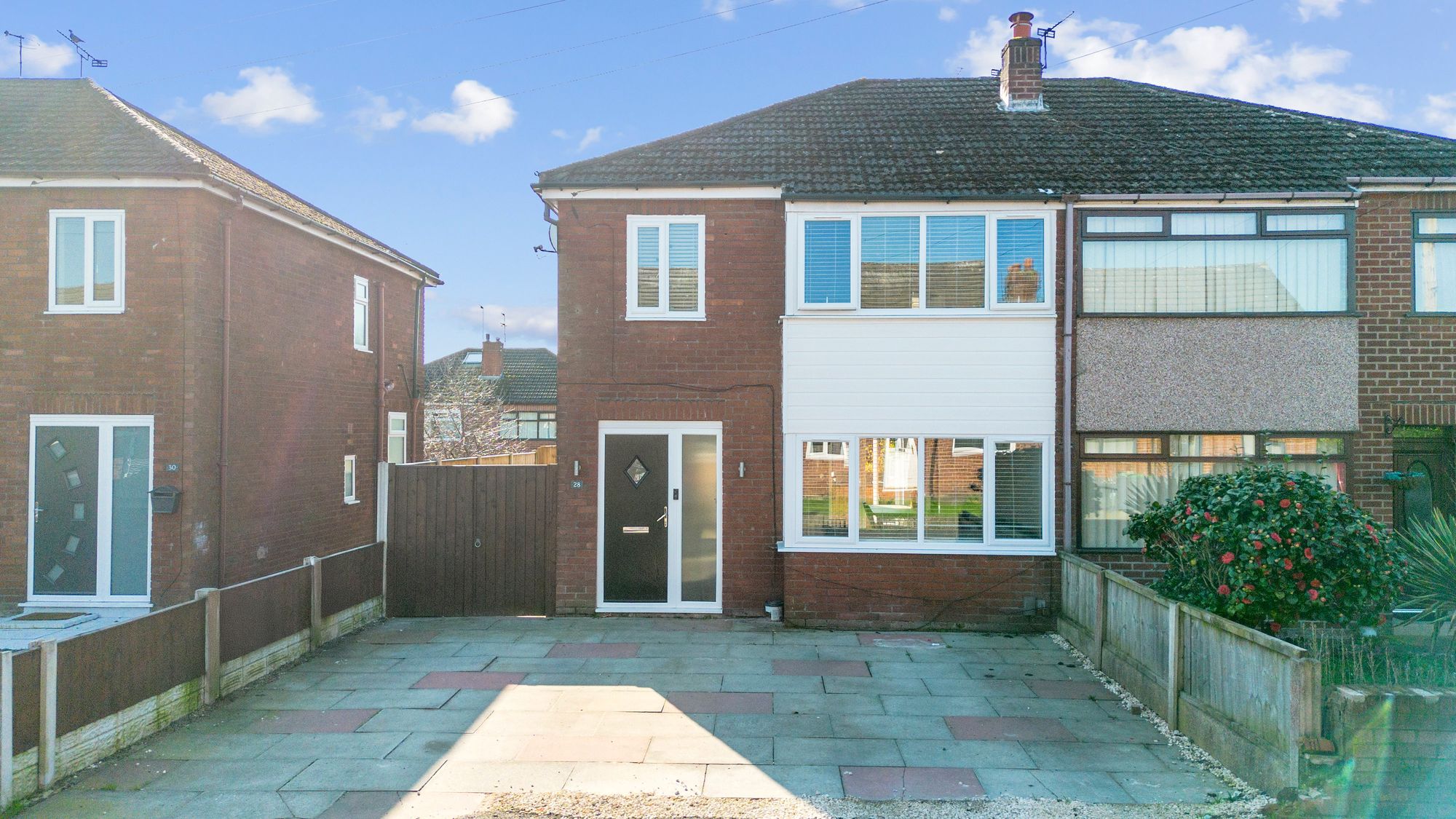 3 bedroom Semi-detached house Under Offer