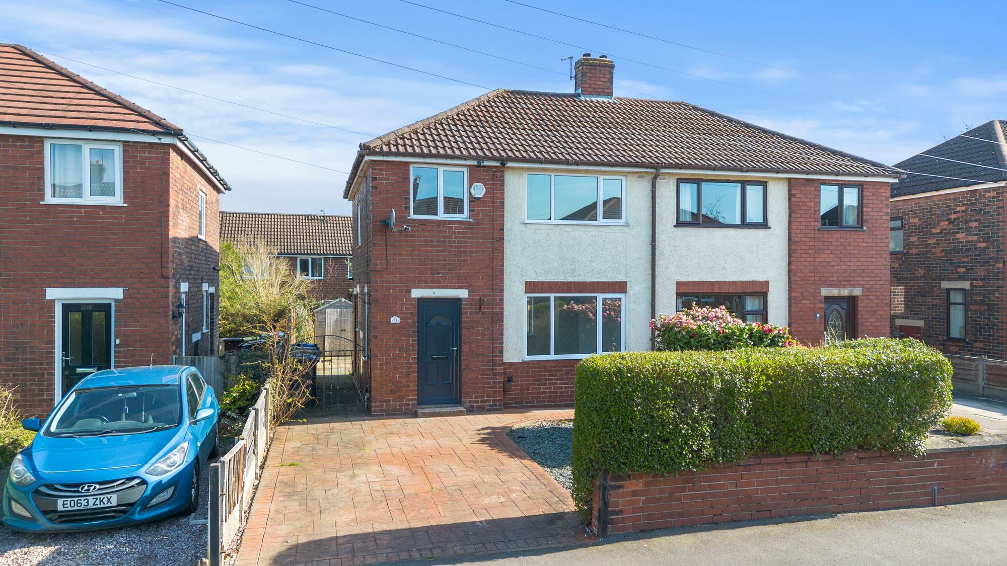 3 bedroom Semi-detached house Under Offer