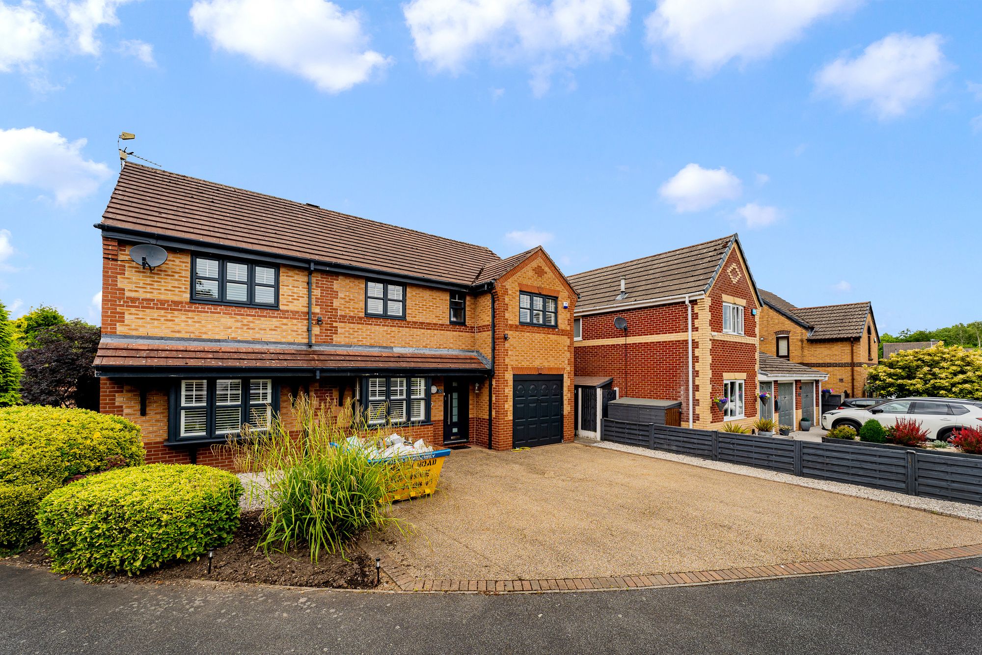 5 bedroom Detached house Under Offer
