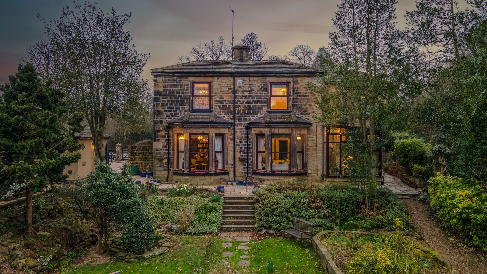 5 bedroom Detached house Under Offer