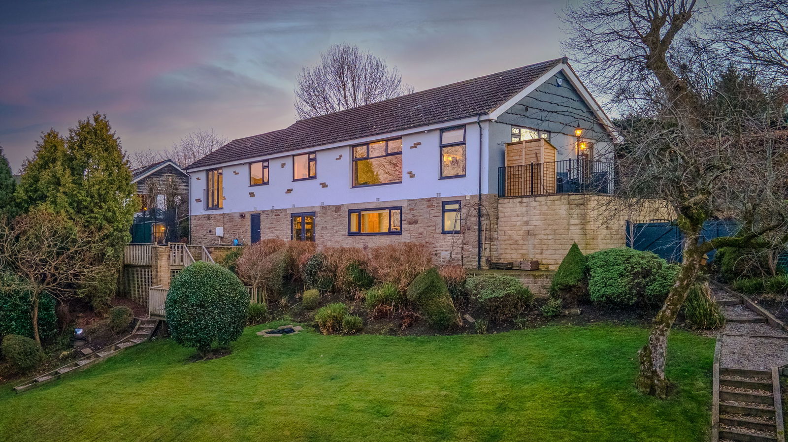 5 bedroom Detached house Under Offer