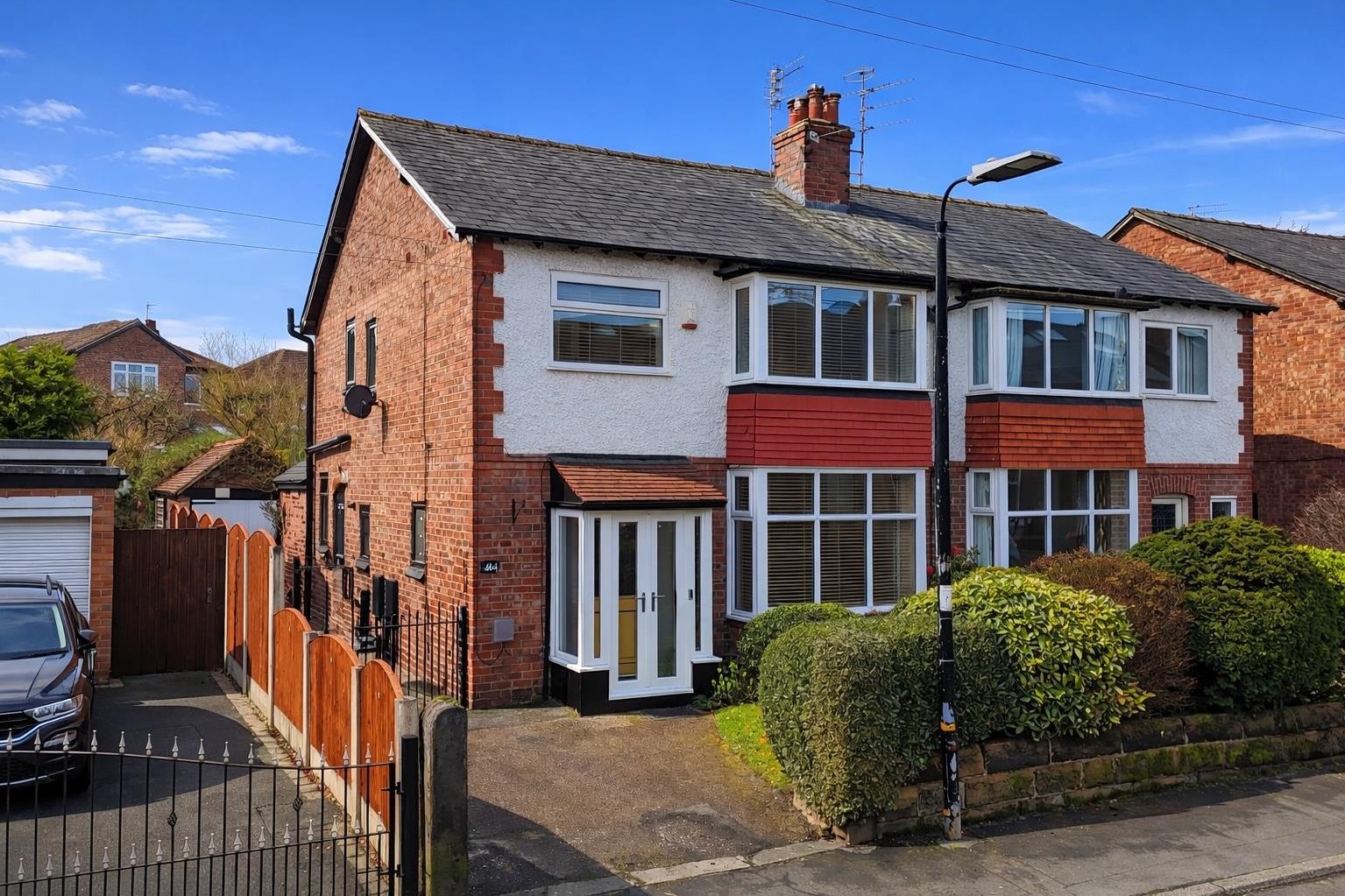 3 bedroom Semi-detached house Under Offer