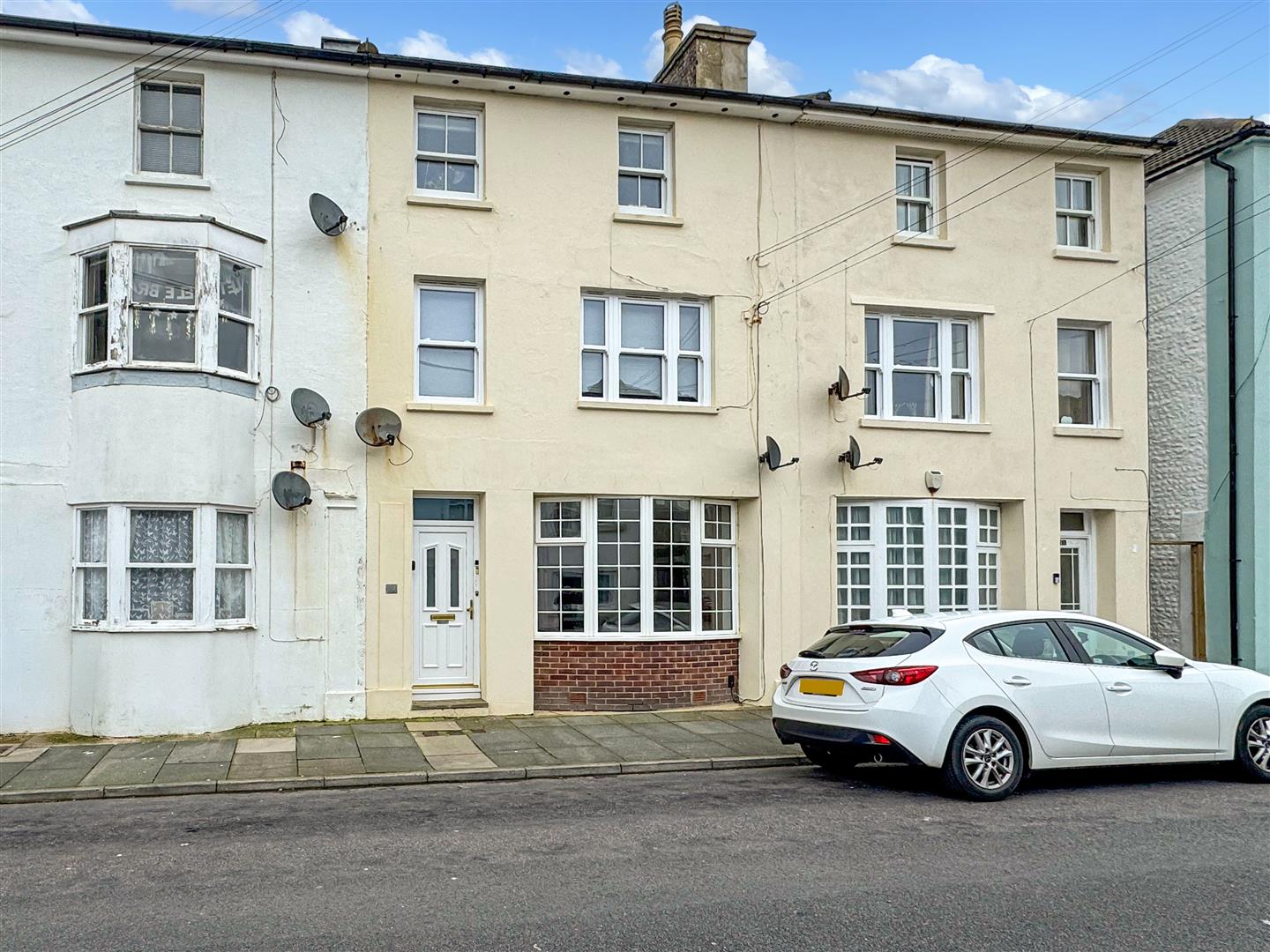 2 bedroom Flat For Sale