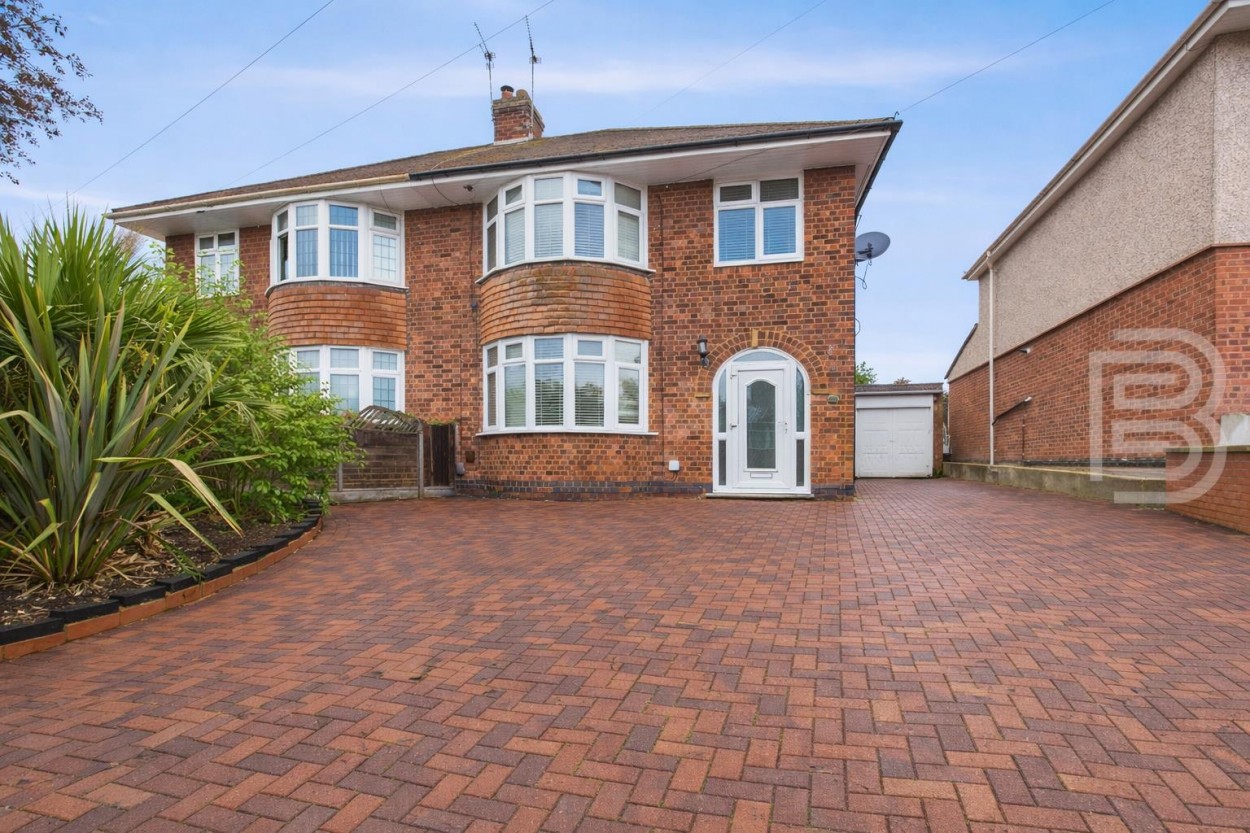 3 bedroom Semi-detached house Under Offer
