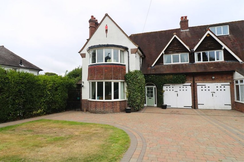 4 bedroom Semi-detached house Under Offer