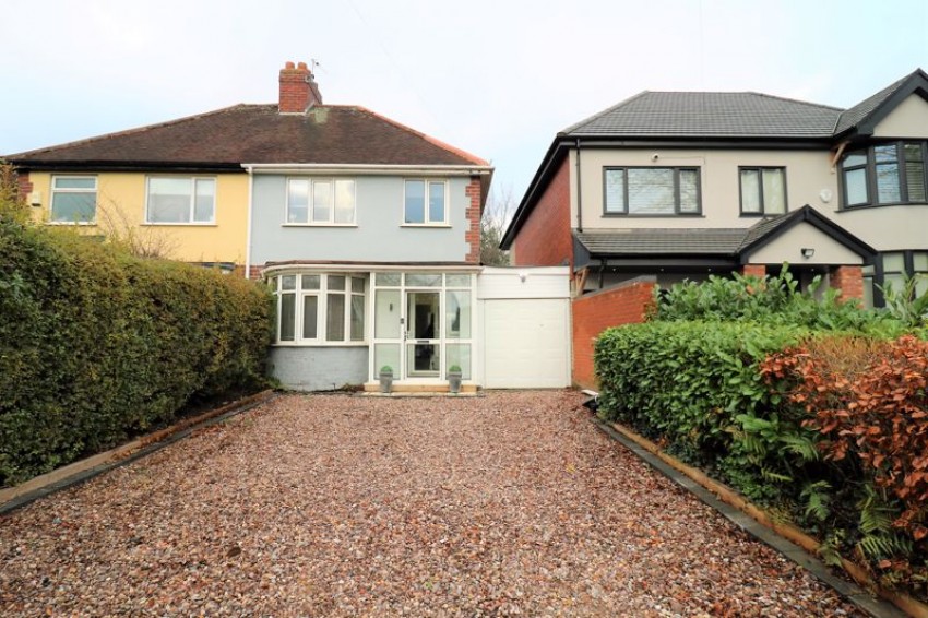 3 bedroom Semi-detached house Under Offer
