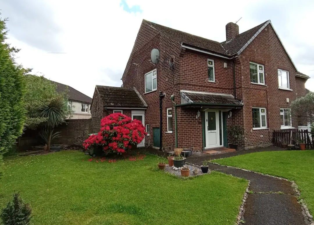 3 bedroom Semi-detached house Under Offer