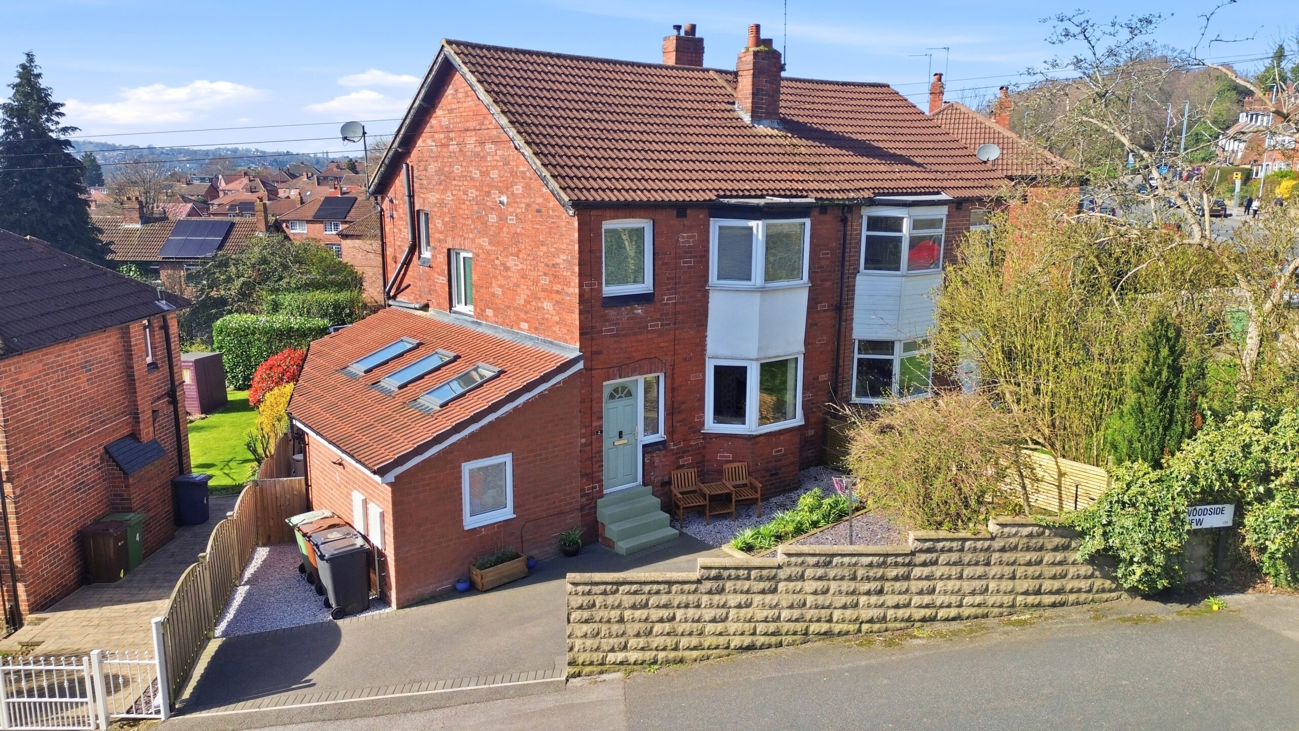 3 bedroom Semi-detached house Under Offer