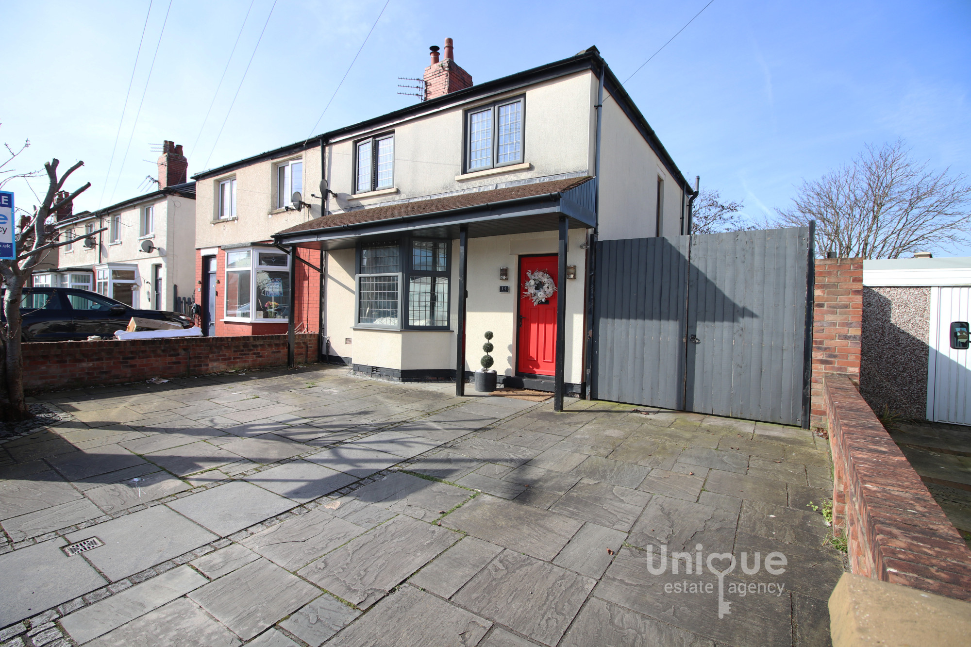3 bedroom Semi-detached house Under Offer