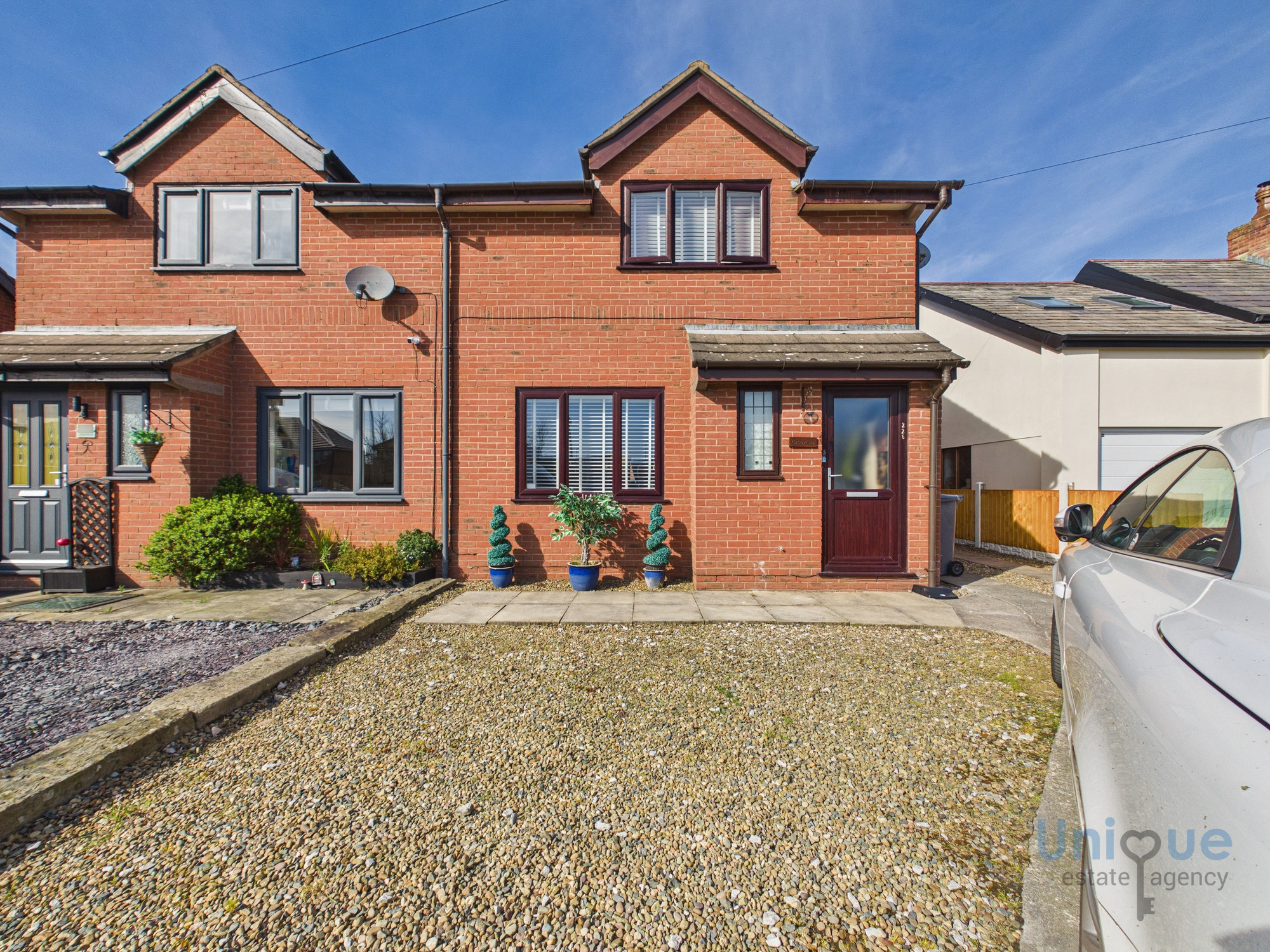 3 bedroom Semi-detached house Under Offer