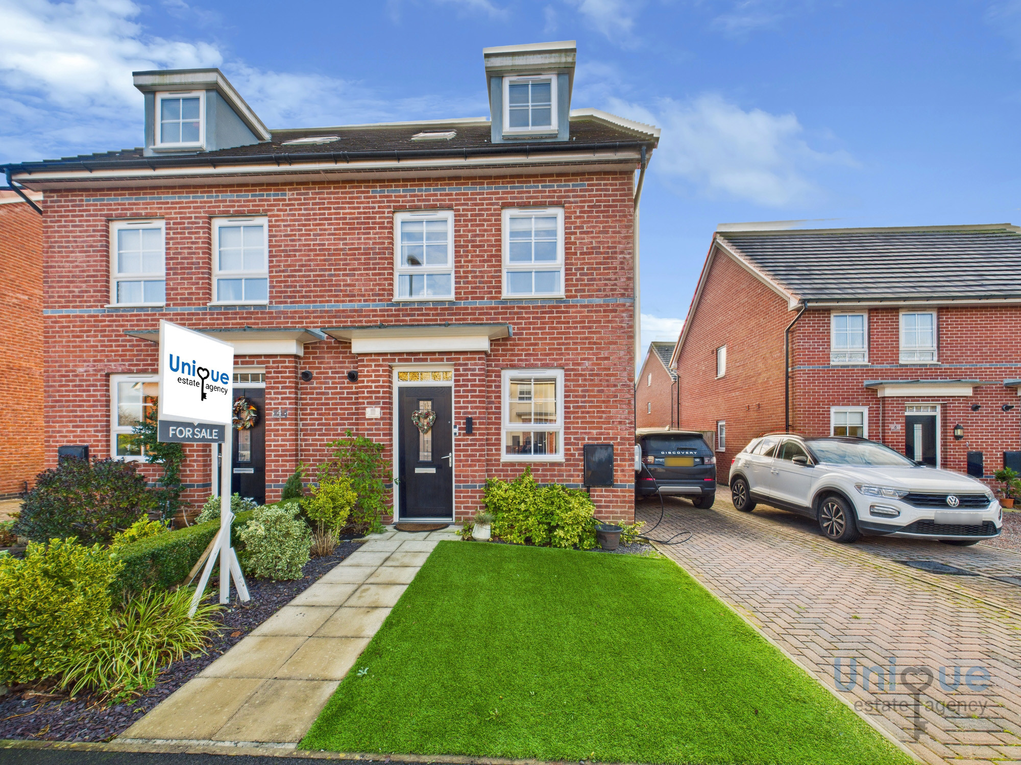 3 bedroom Semi-detached house Under Offer