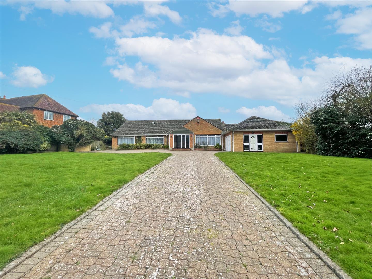 5 bedroom Bungalow For Sale