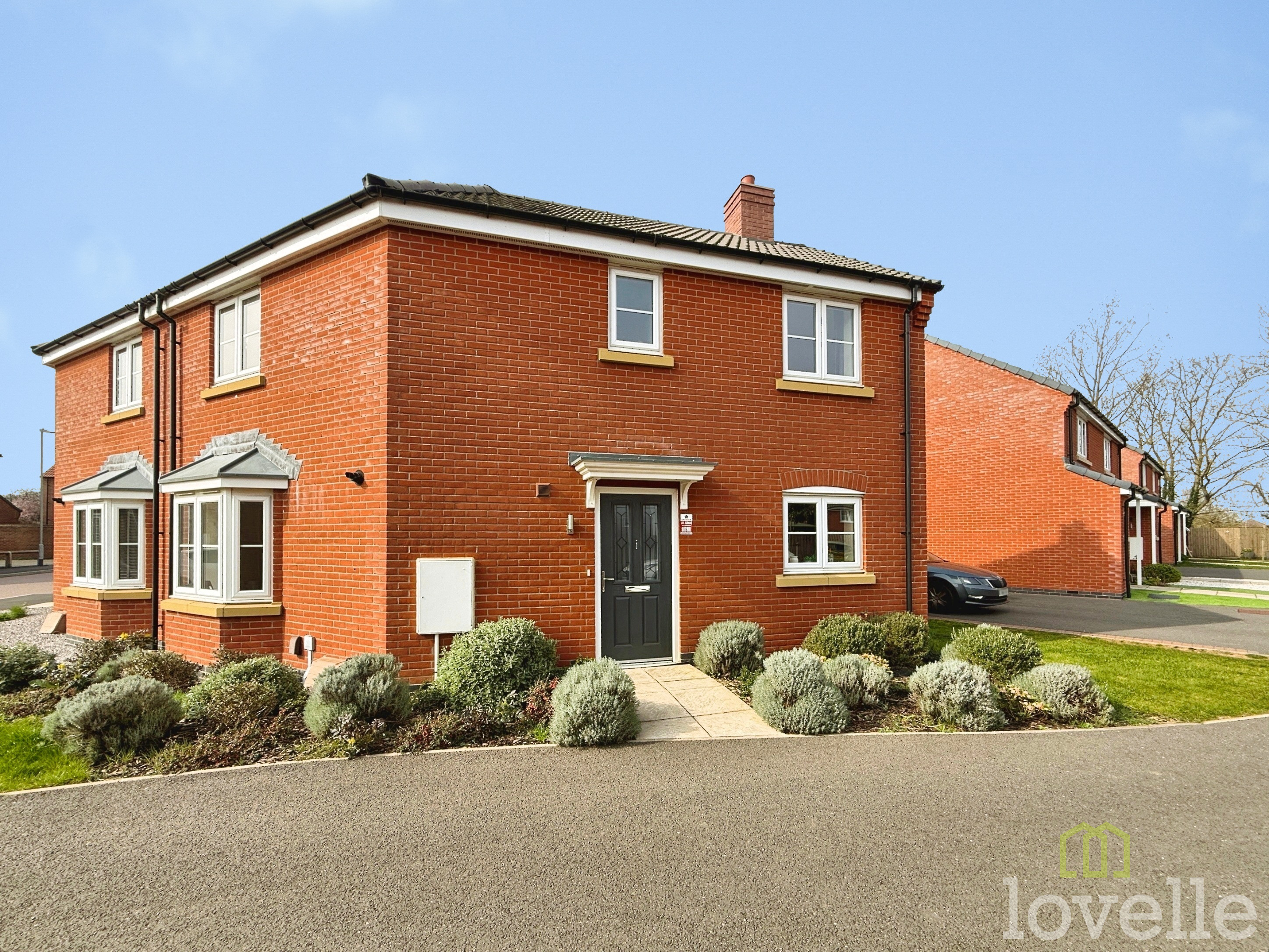 3 bedroom Semi-detached house Under Offer