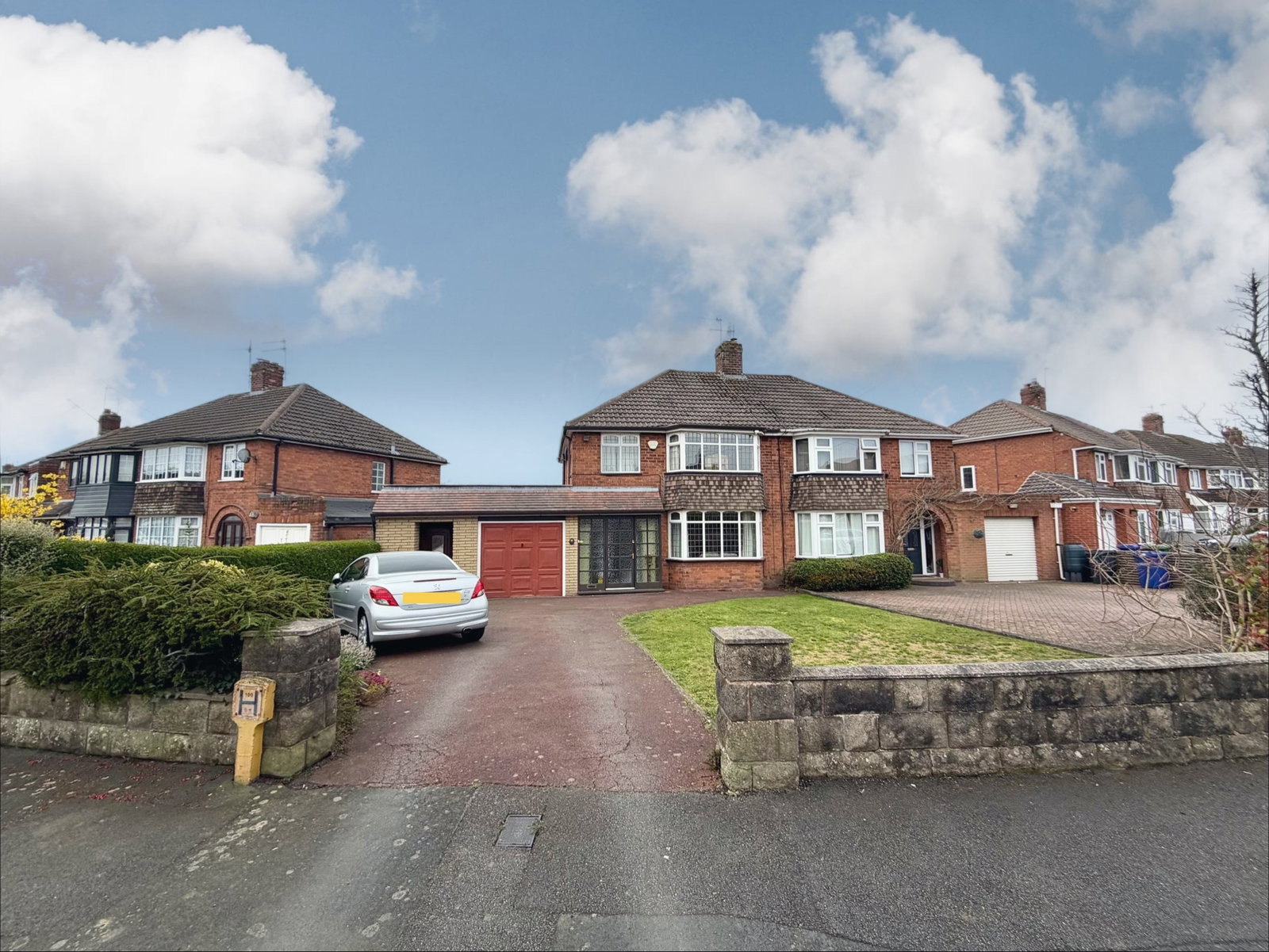 3 bedroom Semi-detached house Under Offer