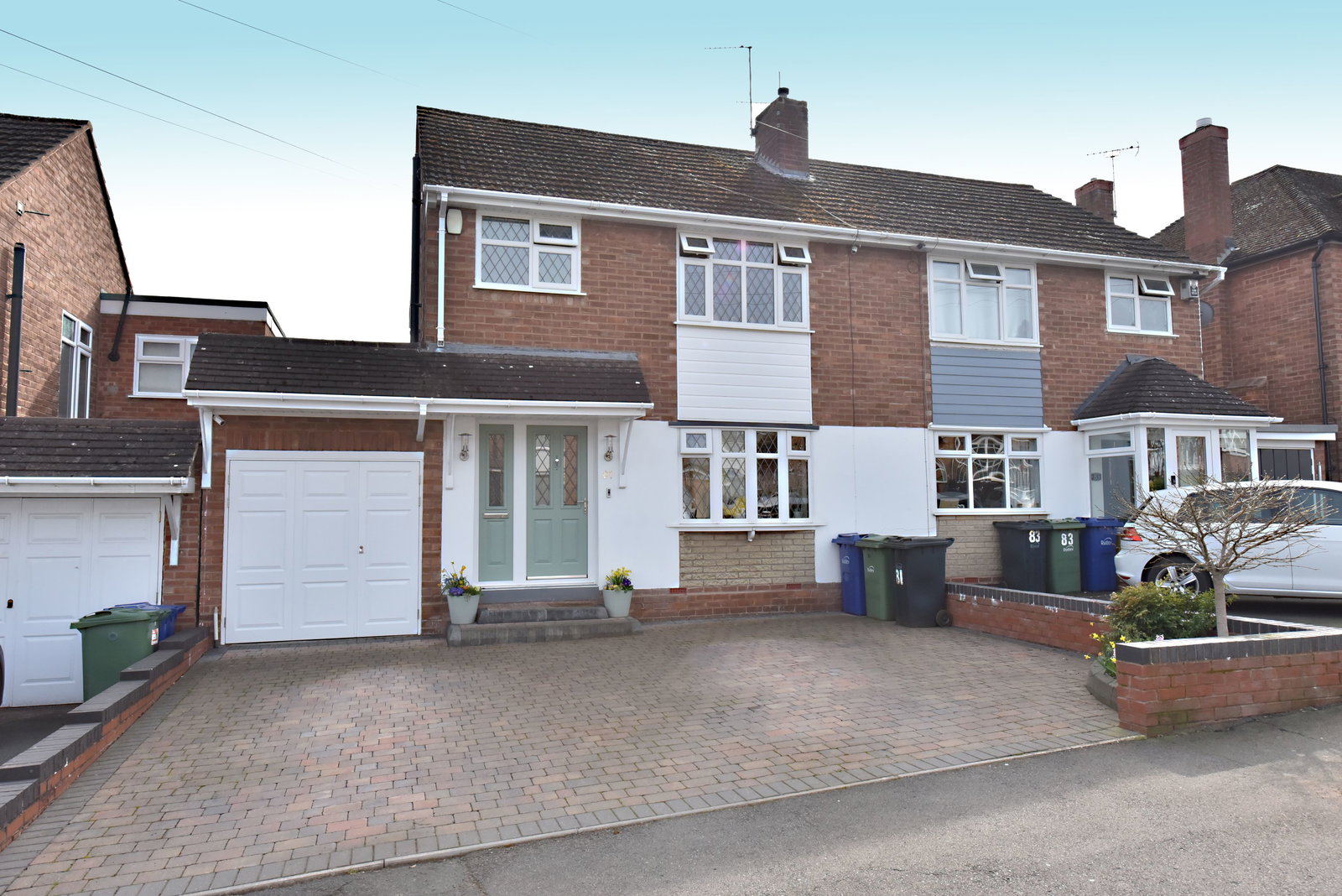 3 bedroom Semi-detached house Under Offer