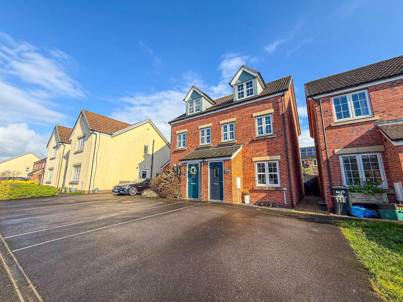 3 bedroom House (unspecified) Under Offer